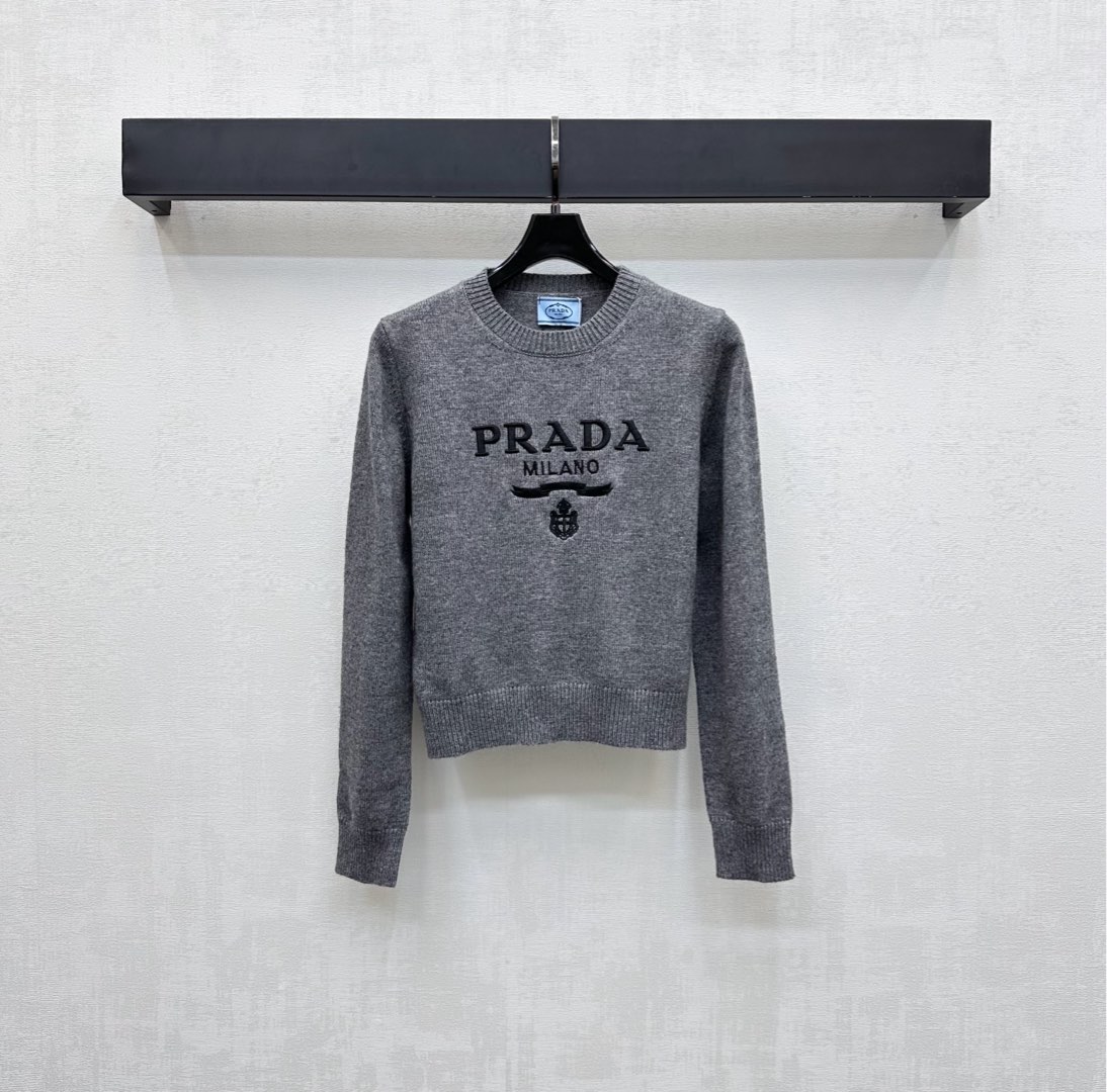 NO:500434,Prad*2025 new product is available on the shelves of round neck embroidered pullover sweater custom YB imported wool material. High-quality texture, comfortable and soft. The neckline cuffs are designed with wide threads tones, which echo each other and add a sense of styling. The chest is decorated with iconic letter embroidery logo embellishment to highlight the brand tone. The surface and accessories are developed. The round neck long-sleeved sweater tailoring. The upper body is artistic and artistic atmosphere, making the style more durable and versatile. High-version, prada, sweaters, alexander wang19860909Prad*2025新品上架圆领刺绣套头毛衣定制YB进口羊毛材质 质感高级 舒适柔软 领口袖口以宽螺纹包边设计 与衣摆相互呼应 增添造型层次感 胸前融入标志性字母刺绣徽标点缀装饰 彰显品牌调性 面辅料开发 圆领长袖毛衣剪裁 上身文艺氛围感 让风格更耐看百搭 高版本,,prada,sweaters,alexander wang,Women's clothing