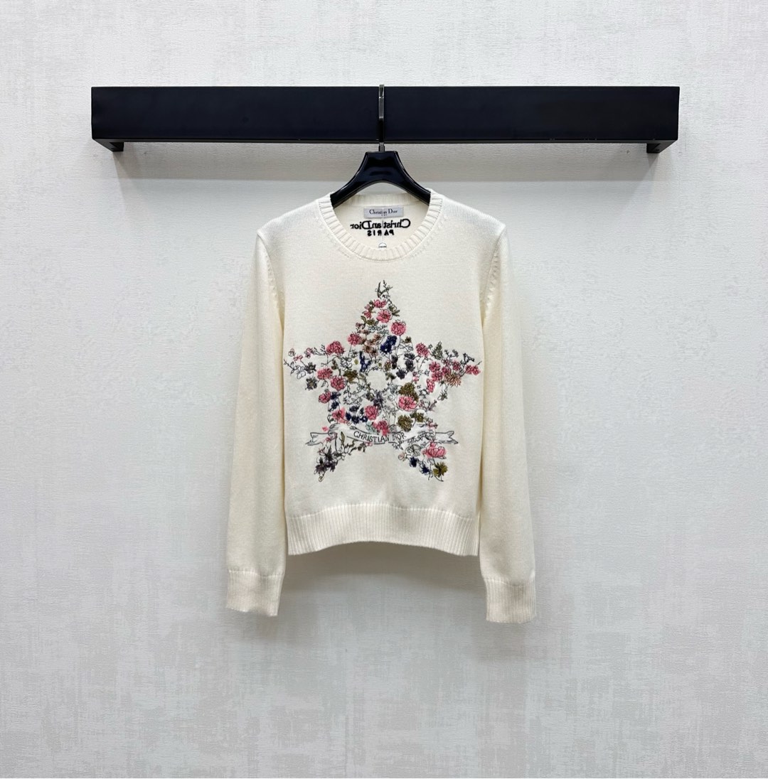 NO:500456,Dio*2025 new product is available on the shelves of round neck embroidered sweater custom YB imported knitted material breathable and comfortable, full texture, decorated with flower branches and leaves elements, embroidered with embroidered logos, presenting a five-pointed star shape, highlighting the brand tone, threaded edge treatment, slightly elastic, adding a sense of layering, surface auxiliary materials development, round neck long-sleeved sweater tailoring, create a fashionable style at will, and the inner wear is brilliant and fashionable. High-end version,,dior,sweaters,alexander wang19860909Dio*2025新品上架圆领刺绣毛衣定制YB进口针织材质 透气舒适 质感十足 饰以花朵枝叶元素标志性字母刺绣徽标点缀装饰 呈现五角星形状 彰显品牌调性 沿用螺纹包边处理 略带有弹力 增添彰显层次感 面辅料开发 圆领长袖毛衣剪裁 随心打造潮流时髦风格 单穿内搭都出彩时髦 高版本,,dior,sweaters,alexander wang,Women's clothing