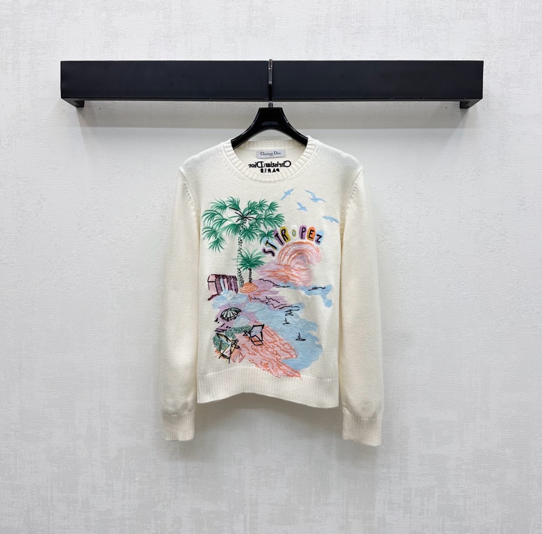 NO:500440,Dio*2025 new product is available on the shelves of round-neck embroidered pullover sweater custom YB imported knitted material. High-quality texture, comfortable and soft. The neckline cuffs are designed with wide threads. They are designed to match the hem and add layering to the shape. Decorate with large-area painting techniques. Outline tropical coconut tree resort island patterns. Engrave letters and slogan patterns to highlight the brand tone. Face and auxiliary materials development. Round neck long-sleeved sweater tailoring. The upper body literary atmosphere makes the style more durable and versatile. High-version, dior, sweaters, alexander wang19860909Dio*2025新品上架圆领刺绣套头毛衣定制YB进口针织材质 质感高级 舒适柔软 领口袖口以宽螺纹包边设计 与衣摆相互呼应 增添造型层次感 饰以大面积彩绘手法 勾勒热带椰树度假岛屿图案 点缀字母标语图案 彰显品牌调性 面辅料开发 圆领长袖毛衣剪裁 上身文艺氛围感 让风格更耐看百搭 高版本,,dior,sweaters,alexander wang,Women's clothing
