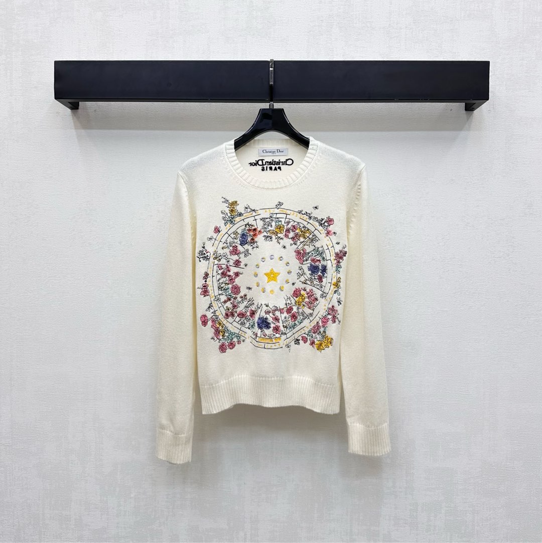 NO:500451,Dio*2025 new product is available on the shelves of round neck embroidered pullover sweater custom YB imported knitted material. High-quality texture, comfortable and soft. The neckline cuffs are designed with wide threads tones, which echo each other with the hem, adding layered texture, decorated with natural elements such as flowers, vines, moon phase changes, and presenting a round outer circle pattern to highlight the brand tone. The surface auxiliary material development. Round neck long-sleeved sweater tailoring. The upper body literary atmosphere makes the style more durable and versatile. High-end version,,dior,sweaters,alexander wang19860909Dio*2025新品上架圆领刺绣套头毛衣定制YB进口针织材质 质感高级 舒适柔软 领口袖口以宽螺纹包边设计 与衣摆相互呼应 增添造型层次感 饰以花朵藤蔓月相变化等自然元素点缀装饰 呈现圆形外圈状图案 彰显品牌调性 面辅料开发 圆领长袖毛衣剪裁 上身文艺氛围感 让风格更耐看百搭 高版本,,dior,sweaters,alexander wang,Women's clothing