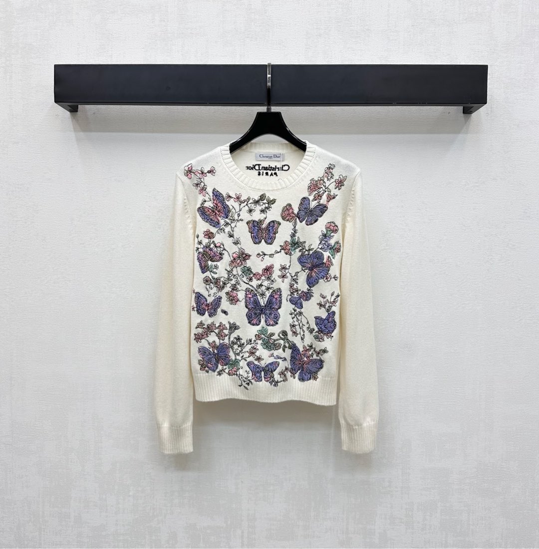 NO:500447,Dio*2025 new product is available on the shelves of round neck embroidered pullover sweater custom YB imported knitted material. High-quality texture, comfortable and soft. The neckline cuffs are designed with wide threads tones. They are designed with hem and add layered shapes. Decorated with butterfly flowers and vines elements to highlight the brand tone. Face and accessories are developed. Round neck long-sleeved sweater tailoring. The upper body is artistic and artistic atmosphere, making the style more pleasing and versatile. High-version, dior, sweaters, alexander wang19860909Dio*2025新品上架圆领刺绣套头毛衣定制YB进口针织材质 质感高级 舒适柔软 领口袖口以宽螺纹包边设计 与衣摆相互呼应 增添造型层次感 饰以蝴蝶花朵藤蔓元素点缀装饰 彰显品牌调性 面辅料开发 圆领长袖毛衣剪裁 上身文艺氛围感 让风格更耐看百搭 高版本,,dior,sweaters,alexander wang,Women's clothing