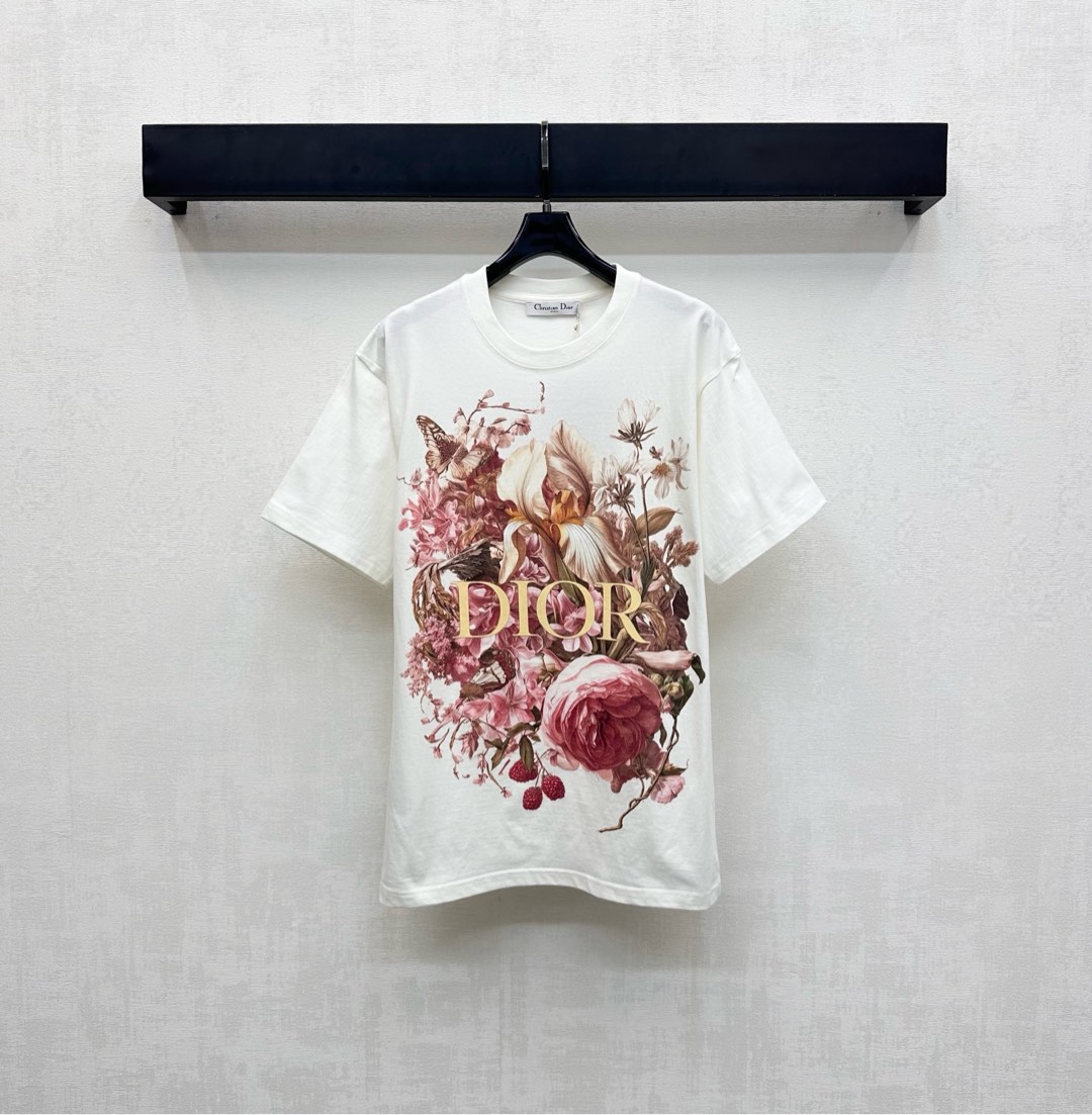 NO:500422,Dio*2025 new product is on the shelves of round neck prints and customized YB imported twill cotton. Breathable and comfortable. Full texture. Made of gram-weight pure cotton. Full draping and presents a slimming visual effect. The front of the chest is restored by printing technology. The iconic letter logo pattern of the ready-to-wear garment is integrated with butterfly flower elements to highlight the brand tone and make the fashion sense immediately. The surface and auxiliary materials are developed. Loose round neck short-sleeved T-shirt tailoring. The upper body is fashionable and relaxed. Create a personal style. The inner wear is brilliant and fashionable. High-end version,,dior,T-shirt,tees,t-shirt,alexander wang19860909Dio*2025新品上架圆领印花定制YB进口斜纹全棉材质 透气舒适 质感十足 采用克重纯棉制成 垂坠感十足 呈现显瘦视觉效果 胸前沿用印花工艺还原色彩 成衣融入蝴蝶花朵元素标志性字母徽标图案 彰显品牌调性 让时尚高级感立刻显现 面辅料开发 宽松圆领短袖T恤剪裁 上身时髦松弛 打造个性风格 单穿内搭都出彩时髦  高版本,,dior,T-shirt,tees，t-shirt,alexander wang,Women's clothing