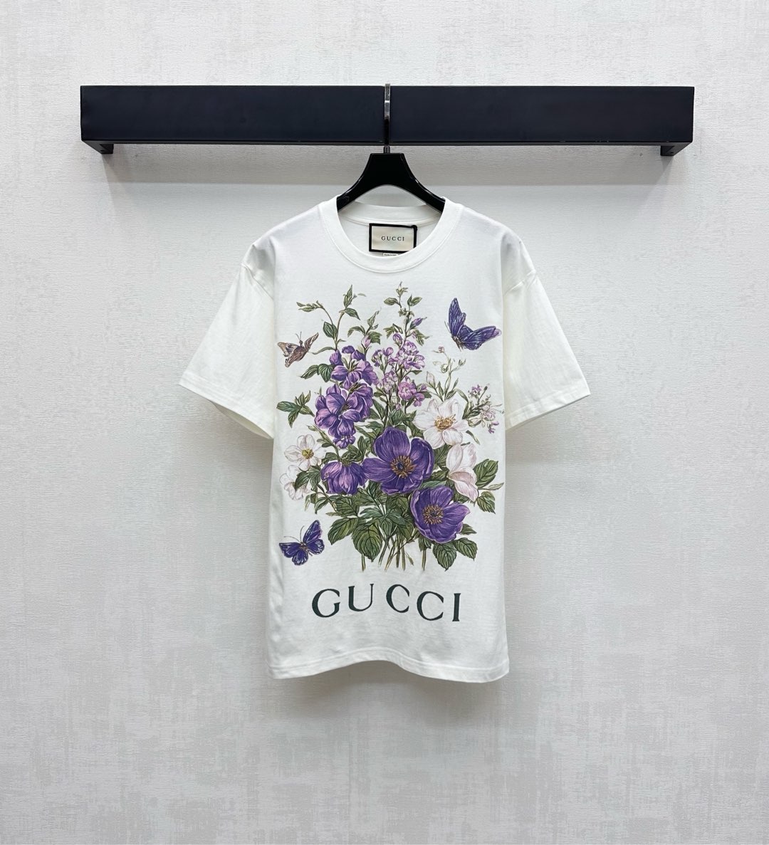 NO:500425,Gucc*2025 new product is on the shelves of round neck prints customized YB imported twill cotton, breathable and comfortable, full texture, made of gram-weight pure cotton, full drape, presenting a slim visual effect, the front edge of the chest is restored by printing technology, the ready-to-wear is decorated with butterfly flower elements, the iconic letter logo pattern, highlighting the brand tone, and the fashion sense of high-end immediately, surface auxiliary materials development, loose round neck short-sleeved T-shirt tailoring, the upper body is fashionable and relaxed, creating a personal style, the inner wear is brilliant and fashionable, high-end version, gucci, T-shirt,tees, t-shirt,alexander wang19860909Gucc*2025新品上架圆领印花定制YB进口斜纹全棉材质 透气舒适 质感十足 采用克重纯棉制成 垂坠感十足 呈现显瘦视觉效果 胸前沿用印花工艺还原色彩 成衣融入蝴蝶花朵元素标志性字母徽标图案 彰显品牌调性 让时尚高级感立刻显现 面辅料开发 宽松圆领短袖T恤剪裁 上身时髦松弛 打造个性风格 单穿内搭都出彩时髦  高版本,,gucci,T-shirt,tees，t-shirt,alexander wang,Women's clothing