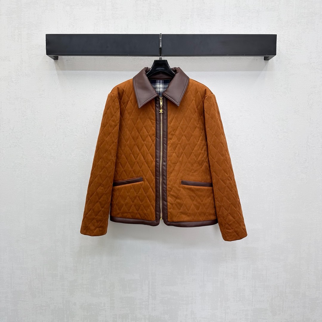 NO:502197,Celin*2025 new product launches contrasting cotton jacket custom-made YB imported suede material, multiple washes, presenting a crisp texture, the whole body diamond-shaped cotton treatment, matched with the leather dark brown collar edge to the front hem and the upper edge of the pocket, collide with the light brown-yellow body, adding a sense of styling, the chain buckle is engraved with the iconic Arc de Triomphe logo, decorative, durable and high-end, with blue fine plaid design, rich details, highlighting the brand tone, surface auxiliary materials development, zipper jacket tailoring, random matching, fashionable, full of fashion, essential items for warmth in autumn and winter seasons, high-end version,,celine, jackets & coats,chamois leather,alexander wang19860909Celin*2025新品上架撞色棉服麂皮外套定制YB进口麂皮材质 多重水洗 呈现出挺括质感 通体菱格夹棉处理 搭配皮质深棕领边延伸至前襟下摆和口袋上缘 与大身浅棕黄色形成碰撞 增添造型层次感 链扣刻印标志性凯旋门徽标装点 耐看高级 配合内衬蓝色细格纹设计 细节层次丰富 彰显品牌调性 面辅料开发 拉链外套剪裁 随意搭配出彩时髦 洋气十足 秋冬换季保暖必备单品  高版本,,celine,jackets & coats,chamois leather,alexander wang,Women's clothing