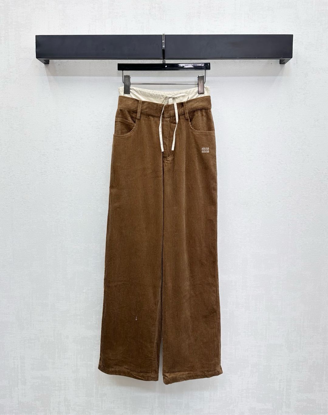 NO:502211,Miumi*2025 new product is on the shelves of spliced ​​corduroy trousers customized YB imported corduroy material, comfortable, smooth and stylish, single-sided waist and hip pockets embellish the iconic letter logo decoration, highlighting the brand tone, the waist is consistent with contrasting color splicing design, fabric color collision, adds a sense of styling, surface auxiliary materials development, high waist wide-leg straight trousers tailoring, inclusively modify the leg shape while wearing a full high street fashionable style, high version 2 colors,,miumiu,alexander wang19860909Miumi*2025新品上架拼接灯芯绒长裤定制YB进口灯芯绒材质 舒适垂顺有型 单侧腰胯口袋点缀标志性字母徽标装饰 彰显品牌调性 腰头沿用撞色拼接设计 面料颜色双重碰撞 增添造型层次感 面辅料开发 高腰阔腿直筒长裤剪裁 包容修饰腿型的同时穿出满满的高街时髦风格  高版本2色,,miumiu,alexander wang,Women's clothing