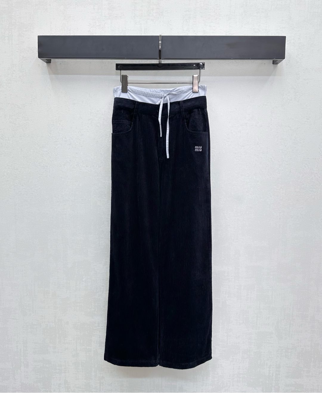 NO:502196,Miumi*2025 new product is on the shelves of spliced ​​corduroy trousers customized YB imported corduroy material, comfortable, smooth and stylish, single-sided waist and hip pockets embellish the iconic letter logo decoration, highlighting the brand tone, the waist is consistent with contrasting color splicing design, fabric color collision, adds a sense of styling, surface auxiliary materials development, high waist wide-leg straight trousers tailoring, inclusively modify the leg shape while wearing a full high street fashionable style, high version 2 colors,,miumiu,alexander wang19860909Miumi*2025新品上架拼接灯芯绒长裤定制YB进口灯芯绒材质 舒适垂顺有型 单侧腰胯口袋点缀标志性字母徽标装饰 彰显品牌调性 腰头沿用撞色拼接设计 面料颜色双重碰撞 增添造型层次感 面辅料开发 高腰阔腿直筒长裤剪裁 包容修饰腿型的同时穿出满满的高街时髦风格  高版本2色,,miumiu,alexander wang,Women's clothing