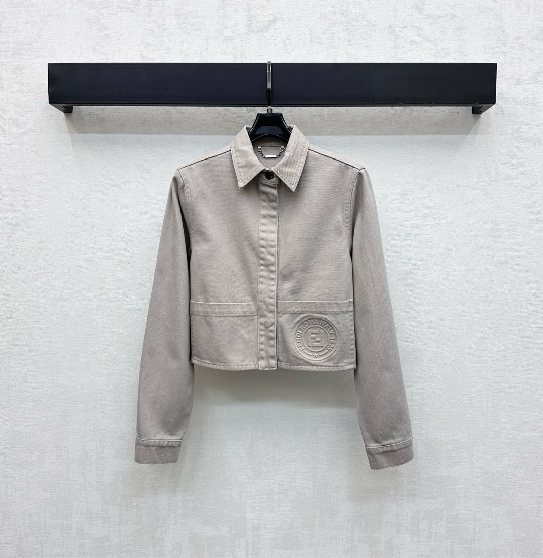 NO:502207,Fend*2025 new product lapel embossed denim shirts on shelves custom YB imported twill cotton denim material comfortable and breathable, crisp and stylish, button concealed buckle adjustment design on the front closure, easy to put on and take off, add layering of the styling, ready-made pockets incorporated into the embossed letter badge decoration to highlight the brand tone, facial accessories development, lapel long sleeve shirt tailoring, can be matched with the same series of straight trousers, complete sets are more coordinated and fashionable, high-end version, fendi, alexander wang19860909Fend*2025新品上架翻领压花牛仔衬衣定制YB进口斜纹棉牛仔材质 舒适透气 挺括有型 前襟沿用纽扣暗扣调节设计 方便穿脱 增添造型层次感 成衣口袋融入标志性压花字母徽章装饰 彰显品牌调性 面辅料开发 翻领长袖衬衣剪裁 可搭配同系列直筒长裤 成套搭配更具协调时髦风格  高版本,,fendi,alexander wang,Women's clothing