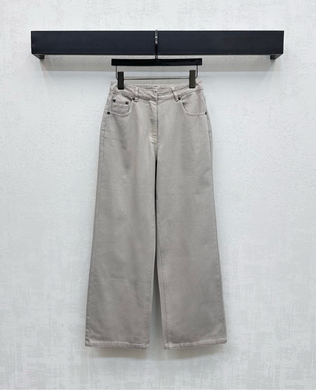 NO:502205,Fend*2025 new product is available on the shelves of high-waist embossed denim trousers customized YB imported twill cotton denim material, comfortable and breathable, crisp and stylish, voxel color and high-waist buckle adjustment design to facilitate putting on and off, adding layered look, the ready-to-wear pockets are decorated with iconic embossed letter badges to highlight the brand tone, facial accessories development, high-waist straight trousers style tailoring, can be matched with the same series of shirts, complete sets are more coordinated and fashionable, high-version, fendi, alexander wang19860909Fend*2025新品上架高腰压花牛仔长裤定制YB进口斜纹棉牛仔材质 舒适透气 挺括有型 通体素色配合高腰系扣调节设计方便穿脱 增添造型层次感 成衣口袋融入标志性压花字母徽章装饰 彰显品牌调性 面辅料开发 高腰直筒长裤版型剪裁 可搭配同系列衬衣 成套搭配更具协调时髦风格  高版本,,fendi,alexander wang,Women's clothing