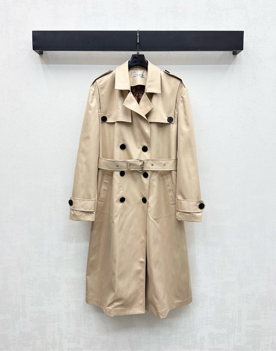 NO:502219,Dio*2025 new product launches the gun-grid belt trench coat custom YB imported twill material, comfortable and breathable, crisp and stylish, use this cloth perforated belt adjustment, with the plaid button design, add overall layering, the inside is full of iconic letter printing elements, with the belt incorporated into letter logo decoration, highlight the brand tone, surface auxiliary material development, lapel long windbreaker style cut, early autumn fashionable and elegant windbreaker temperament, charming British elegance, high-version, dior, jackets & coats, alexander wang19860909Dio*2025新品上架枪驳领腰带风衣外套定制YB进口斜纹绸材质 舒适透气 挺括有型 沿用本布穿孔腰带调节 配合开襟纽扣设计 增添整体层次感 内里满铺标志性字母印花元素 配合腰带融入字母徽标装点 彰显品牌调性 面辅料开发 翻领长款风衣版型剪裁 早秋时尚优雅风衣 气质魅力英伦优雅  高版本,,dior,jackets & coats,alexander wang,Women's clothing