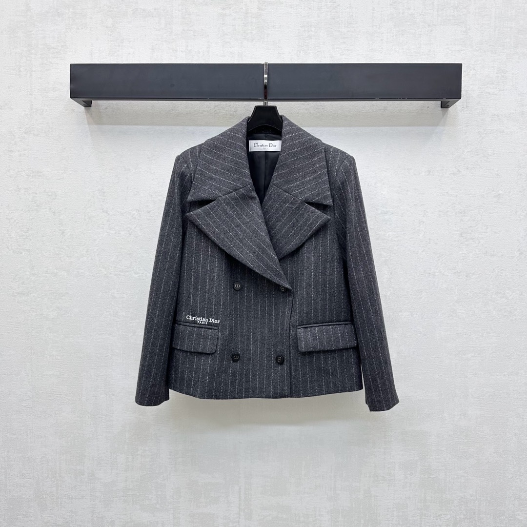 NO:502214,Dio*2025 new product lapel striped suit jacket customized YB imported fine imitation wool material breathable and comfortable, full of drooping, gray and white stripes interlaced throughout the body, combined with the styling design of the gun and neck to add layered styling, single-side flip pocket upper edge embroidered with iconic letter embroidery logo decoration to highlight the brand tone, surface auxiliary material development, front shoulder suit jacket tailoring, upper body retro and high-end, daily commuting outfit fashionable and fashionable, high-end version,,dior, jackets & coats, business suit,alexander wang19860909Dio*2025新品上架翻领条纹西装外套定制YB进口精仿羊毛材质 透气舒适 垂感十足 通体灰白条纹交错处理 配合枪驳领造型设计 增添造型层次感 单侧翻盖口袋上缘点缀标志性字母刺绣徽标装饰 彰显品牌调性 面辅料开发 正肩西装外套剪裁 上身复古高级 日常通勤穿搭时髦洋气  高版本,,dior,jackets & coats,business suit,alexander wang,Women's clothing