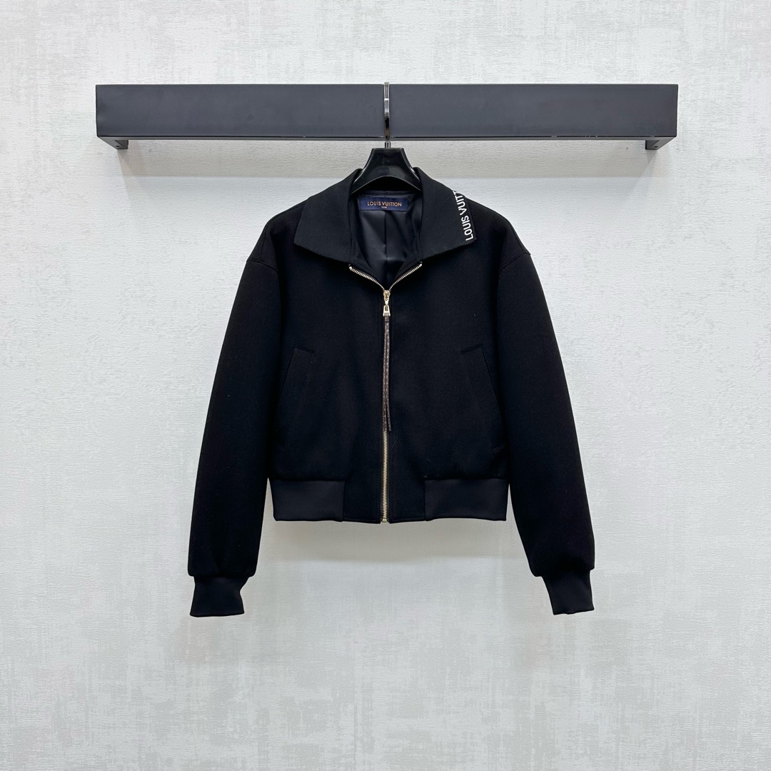 NO:502208,Louis Vuitto*2025 new product lapel jacket custom made of YB imported twill cotton, comfortable and breathable, crisp and stylish, voxel color cut simple and versatile, with leather buckle zipper on the front closure to adjust the symmetrical pocket style decoration to add layered look, the neckline is decorated with iconic letter logo decoration, highlighting the brand tone, surface auxiliary material development, lapel jacket tailoring, daily casual outfit guide, upper body high-end style, slack and fashionable, high-end version,,louis vuitton, jackets & coats, jackets & coats, alexander wang19860909Louis Vuitto*2025新品上架翻领夹克外套定制YB进口斜纹全棉材质 舒适透气 挺括有型 通体素色裁剪简约百搭 配合前襟沿用皮扣拉链调节对称插兜口袋版型装饰 增添造型层次感 领口融入标志性字母徽标装点 彰显品牌调性 面辅料开发 翻领夹克外套剪裁 日常休闲穿搭指南 上身高级洋气 松弛时髦  高版本,,louis vuitton,jackets & coats,jackets & coats,alexander wang,Women's clothing