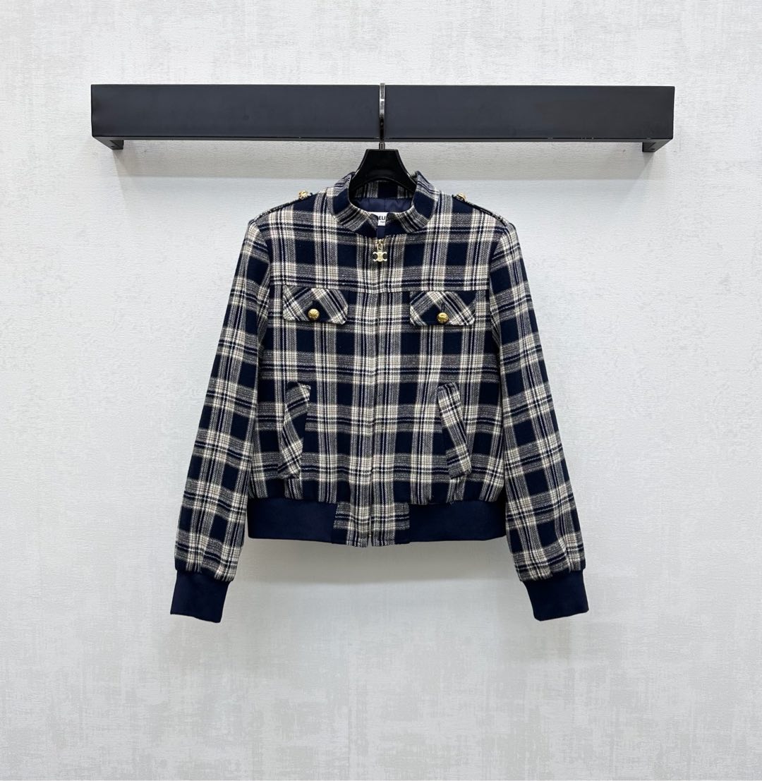 NO:502212,Celin*2025 new product plaid stand-alone jacket jacket custom YB imported twill cotton material comfortable and breathable, delicate texture, full of classic plaid elements, combined with gold plaid buckle engraved and printed logo, highlighting the brand tone, symmetrical flap multi-pocket decoration, matched with contrasting threaded edge design, add to the styling layering, surface auxiliary material development, lapel silhouette jacket tailoring, top body handsome and relaxed, fashionable and fashionable, high-end version, celine, jackets & coats, jackets & coats, alexander wang19860909Celin*2025新品上架格纹立领夹克外套定制YB进口斜纹全棉材质 舒适透气 质感细腻 通体铺满经典格纹元素 配合金色襟扣刻印标志性字母徽标装点 彰显品牌调性 对称翻盖多口袋装饰 搭配撞色螺纹包边设计 增添造型层次感 面辅料开发 翻领廓形夹克外套剪裁 上身帅气松弛 穿搭时髦洋气  高版本,,celine,jackets & coats,jackets & coats,alexander wang,Women's clothing