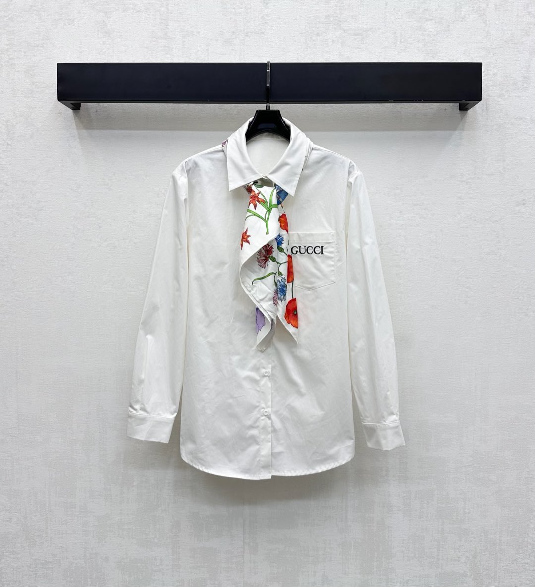 NO:502225,Gucc*2025 new product lapel scarf shirt custom YB imported twill cotton material breathable and comfortable, full texture, voxel color base, paired with chest pocket embroidered with iconic letter embroidery logo decoration, highlighting the brand tone, neck scarf is integrated into flower branches and leaves print pattern, the upper body is simple and atmospheric to add a sense of styling, facial accessories development, lapel long-sleeved shirt tailoring, daily commuting outfits, high-end style, single-fit layering, high-end version, gucci,shirts,alexander wang19860909Gucc*2025新品上架翻领丝巾衬衣定制YB进口斜纹全棉材质 透气舒适 质感十足 通体素色打底 搭配胸前口袋点缀标志性字母刺绣徽标装饰 彰显品牌调性 领口丝巾融入花朵枝叶印花图案 上身简约大气增添造型层次感 面辅料开发 翻领长袖衬衫剪裁 日常通勤穿搭高级洋气 单穿叠穿出彩时髦 高版本,,gucci,shirts,alexander wang,Women's clothing