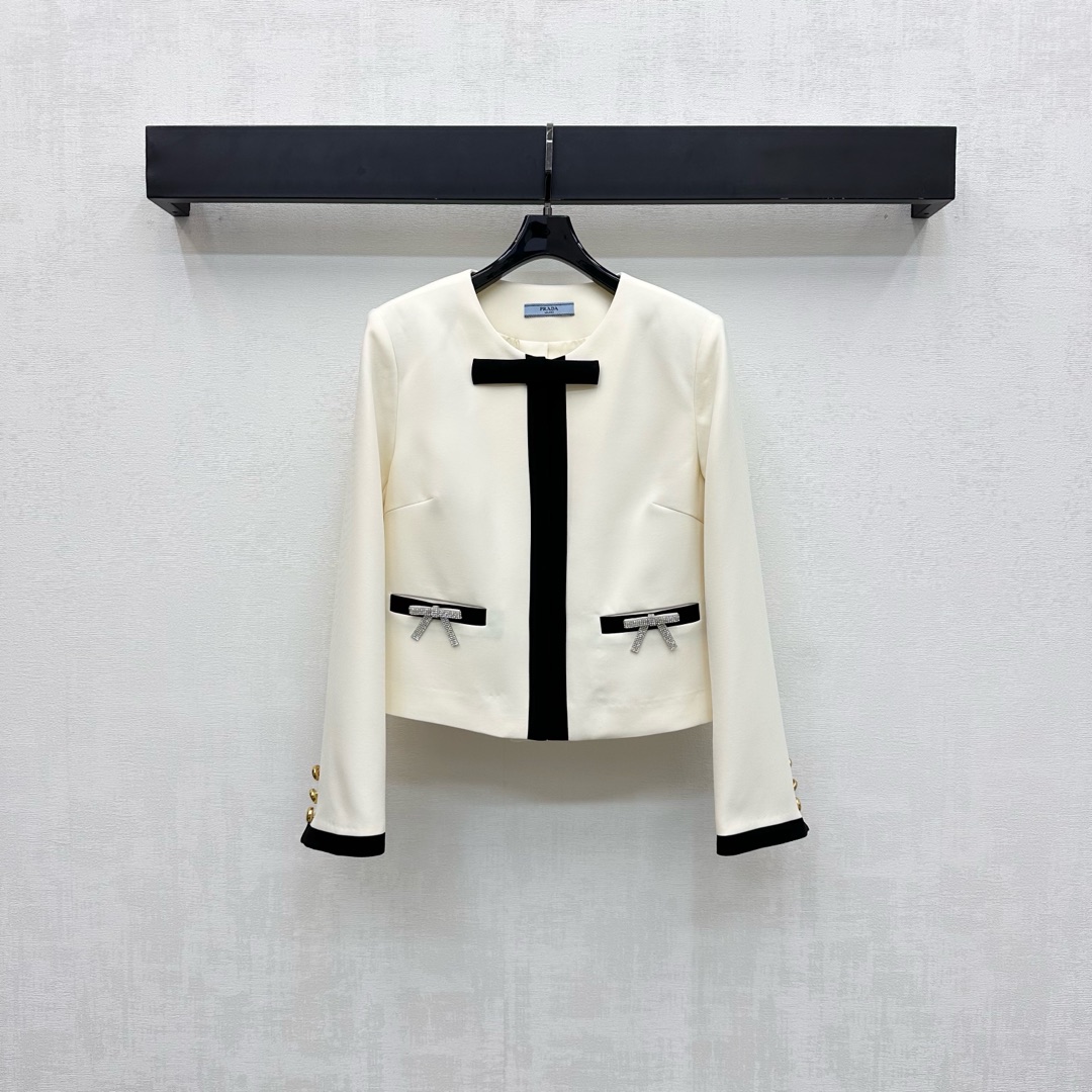 NO:502204,Prad*2025 new product is on the shelves of color-blocking dress jackets customized with YB imported acetic acid material, hangs and comfortable, not easy to wrinkle, black and white color-blocking embellishes bow decoration, highlighting the brand tone, the style is more elegant and high-end, the cuffs and pocket upper edge echo the design, add to the styling layering, surface auxiliary materials development, round neck straight shoulder dress jacket tailoring, randomly match trousers and skirts to show a rich temperament, high-version 2 colors,,prada, skirts, jackets & coats,alexander wang19860909Prad*2025新品上架拼色洋装外套定制YB进口醋酸材质 垂顺舒适不易褶皱 前襟黑白拼色点缀蝴蝶结装饰 彰显品牌调性 格调更显优雅高级 袖口和口袋上缘呼应设计 增添造型层次感 面辅料开发 圆领正肩洋装外套剪裁 随意搭配裤装裙装穿出千金气质 高版本2色,,prada,skirts,jackets & coats,alexander wang,Women's clothing
