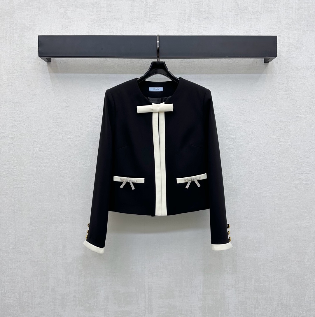 NO:502206,Prad*2025 new product is on the shelves of color-blocking dress jackets customized with YB imported acetic acid material, hangs and comfortable, not easy to wrinkle, black and white color-blocking embellishes bow decoration, highlighting the brand tone, the style is more elegant and high-end, the cuffs and pocket upper edge echo the design, add to the styling layering, surface auxiliary materials development, round neck straight shoulder dress jacket tailoring, randomly match trousers and skirts to show a rich temperament, high-version 2 colors,,prada, skirts, jackets & coats,alexander wang19860909Prad*2025新品上架拼色洋装外套定制YB进口醋酸材质 垂顺舒适不易褶皱 前襟黑白拼色点缀蝴蝶结装饰 彰显品牌调性 格调更显优雅高级 袖口和口袋上缘呼应设计 增添造型层次感 面辅料开发 圆领正肩洋装外套剪裁 随意搭配裤装裙装穿出千金气质 高版本2色,,prada,skirts,jackets & coats,alexander wang,Women's clothing