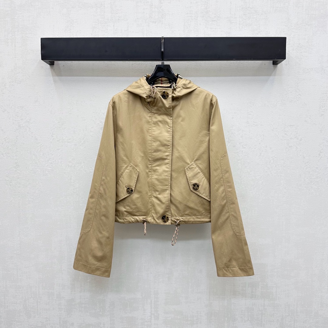 NO:502200,Bur BBR*2025 new product launches hooded drawstring windbreaker jacket custom YB imported windbreaker material is crisp and stylish, with high-quality texture. The garment lining is covered with iconic classic plaid elements. Decorated with the horse logo to highlight the brand tone. The front closure is adjusted with concealed zippers. It is matched with symmetrical flip pockets on both sides to illuminate the shape and add an overall sense of layering. The surface auxiliary material development. The windbreaker jacket jacket tailors create an elegant outline. The upper body temperament is charming and British elegance. A must-have item that is both fashionable and practical. High-end version, burberry, jackets & coats, jackets & coats, hats, alexander wang19860909Bur BBR*2025新品上架连帽抽绳风衣外套定制YB进口风衣材质 挺括有型 质感高级 成衣里布铺满标志性经典格纹元素 配合战马徽标装点 彰显品牌调性 前襟沿用暗扣拉链调节设计 搭配两侧对称翻盖口袋点亮造型 增添整体层次感 面辅料开发 风衣夹克外套剪裁 打造优雅的轮廓 上身气质魅力英伦优雅 时尚与实用兼备的必备单品 高版本,,burberry,jackets & coats,jackets & coats,hats,alexander wang,Women's clothing