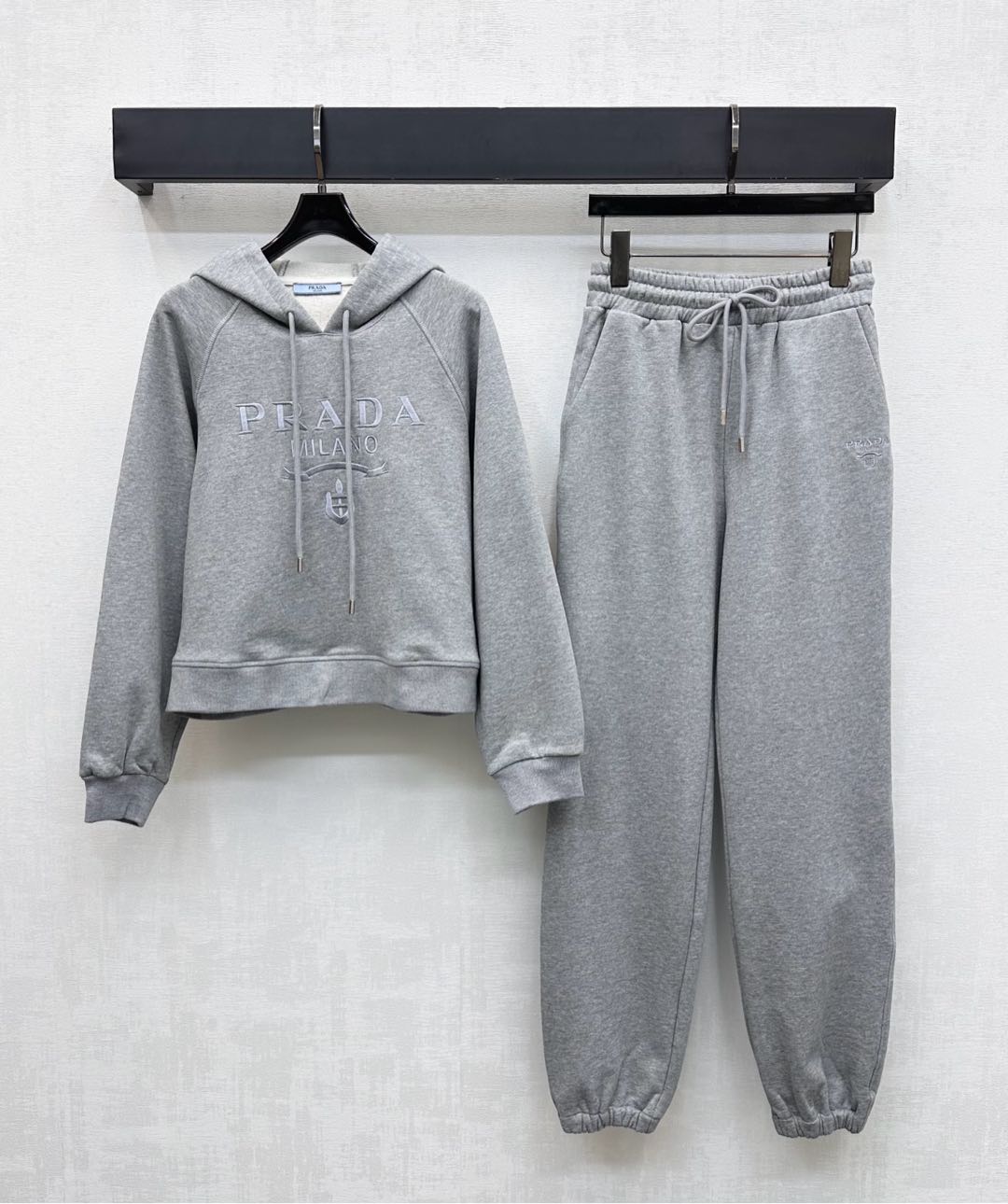 NO:502247,Prad*2025 new product hooded drawstring sweatshirt trousers set customized YB imported twill cotton material, comfortable texture, hang smooth garment incorporates iconic letter embroidery logo embellishment, highlighting the brand tone, threaded edging design, easy to put on and off with drawstring adjustment, adds styling layering, surface auxiliary material development Hooded drawstring sweatshirt with drawstring feet trousers set, details echo up and down, complete set matching simple and advanced, daily casual wear guide, relaxed and fashionable, high-end version 2 colors,,prada,hoodie,sweatshirts,hats,alexander wang19860909Prad*2025新品上架连帽抽绳卫衣长裤套装定制YB进口斜纹全棉材质 质感舒适垂顺成衣融入标志性字母刺绣徽标点缀装饰 彰显品牌调性 螺纹包边设计 配合抽绳调节方便穿脱 增添造型层次感 面辅料开发 连帽抽绳卫衣搭配抽绳束脚长裤套装 细节上下呼应 成套搭配简约高级 日常休闲穿搭指南 松弛时髦  高版本2色,,prada,hoodie,sweatshirts,hats,alexander wang,Women's clothing