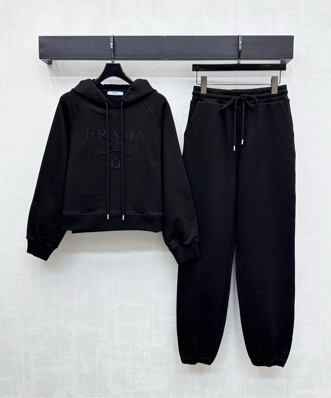 NO:502235,Prad*2025 new product hooded drawstring sweatshirt trousers set customized YB imported twill cotton material, comfortable texture, hang smooth garment incorporates iconic letter embroidery logo embellishment, highlighting the brand tone, threaded edging design, easy to put on and off with drawstring adjustment, adds styling layering, surface auxiliary material development Hooded drawstring sweatshirt with drawstring feet trousers set, details echo up and down, complete set matching simple and advanced, daily casual wear guide, relaxed and fashionable, high-end version 2 colors,,prada,hoodie,sweatshirts,hats,alexander wang19860909Prad*2025新品上架连帽抽绳卫衣长裤套装定制YB进口斜纹全棉材质 质感舒适垂顺成衣融入标志性字母刺绣徽标点缀装饰 彰显品牌调性 螺纹包边设计 配合抽绳调节方便穿脱 增添造型层次感 面辅料开发 连帽抽绳卫衣搭配抽绳束脚长裤套装 细节上下呼应 成套搭配简约高级 日常休闲穿搭指南 松弛时髦  高版本2色,,prada,hoodie,sweatshirts,hats,alexander wang,Women's clothing