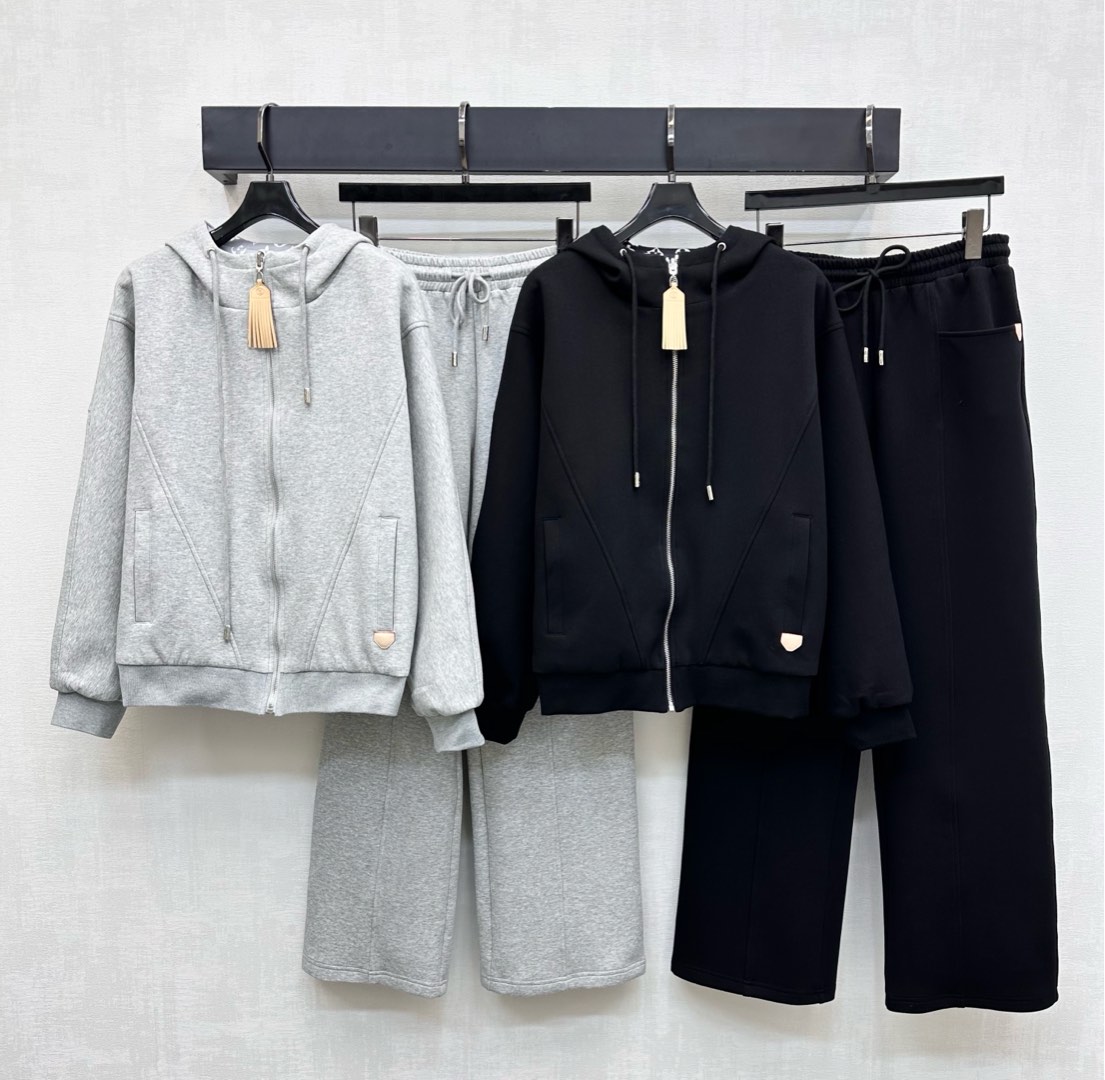 NO:502259,Louis Vuitto*2025 new product is available on the shelves of two-sided hooded jackets and trousers sets. Customized YB imported twill cotton material. The texture is comfortable and draped and designed on both sides. One side is covered with iconic four-leaf clover letter pattern elements. Rich visual effect makes it more fashionable. The plain color is versatile and versatile. Shows the brand tone. The front closure is adjusted with leather buckles. Echo the leather label decoration in the pocket to add layering. The surface auxiliary material development. Hooded drawstring jacket with drawstring straight trousers set. Details echo up and down. Complete set is simple and advanced. Daily casual wear guide. Slack and fashionable. High version 2 colors,,louis vuitton, jackets & coats,hats,alexander wang19860909Louis Vuitto*2025新品上架两面穿连帽外套长裤套装定制YB进口斜纹全棉材质 质感舒适垂顺两面穿设计 一面铺满标志性四叶草字母图案元素 丰富视觉效果更显时髦 一面素色百搭百搭 彰显品牌调性 前襟沿用皮扣拉链调节 呼应口袋点缀皮标装饰 增添造型层次感 面辅料开发 连帽抽绳外套搭配抽绳直筒长裤套装 细节上下呼应 成套搭配简约高级 日常休闲穿搭指南 松弛时髦  高版本2色,,louis vuitton,jackets & coats,hats,alexander wang,Women's clothing