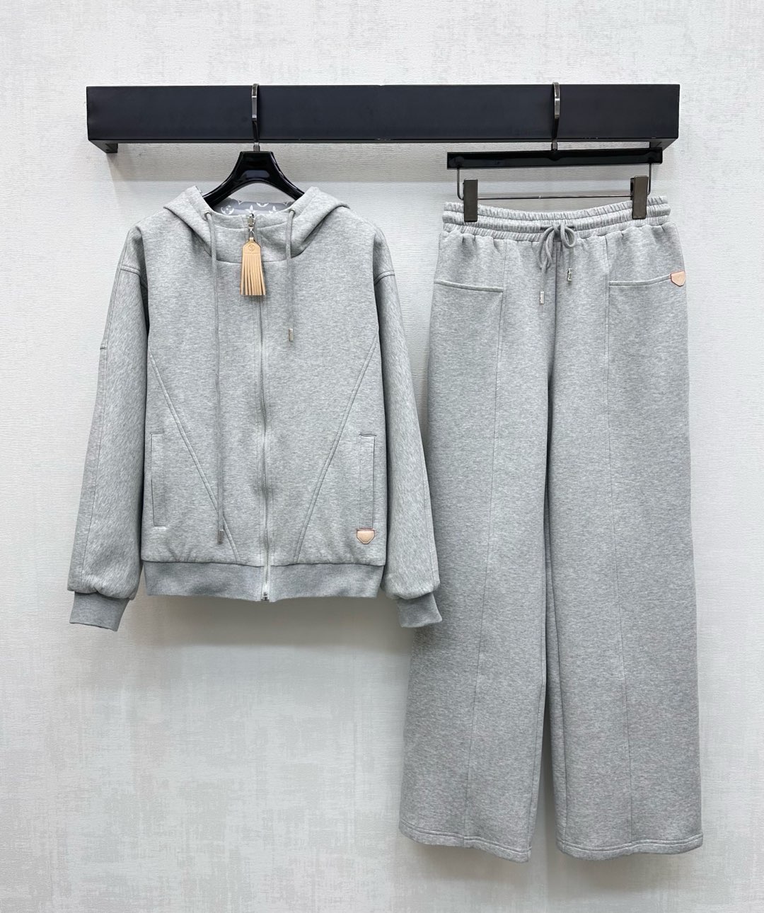 NO:502269,aLouis Vuitto*2025 new product is available on the shelves of two-sided hooded jackets and trousers sets. Customized YB imported twill cotton material. The texture is comfortable and draped and designed on both sides. One side is covered with iconic four-leaf clover letter pattern elements. Rich visual effect makes it more fashionable. The one side is plain and versatile and versatile. Shows the brand tone. The front closure is adjusted with leather buckles. Echo the leather label decoration in the pocket to add layering. The surface auxiliary material development. Hooded drawstring jacket with drawstring straight trousers set. Details echo up and down. Complete set is simple and advanced. Daily casual outfit guide. Slack and fashionable. High version 2 colors,,louis vuitton, jackets & coats,hats,alexander wang19860909aLouis Vuitto*2025新品上架两面穿连帽外套长裤套装定制YB进口斜纹全棉材质 质感舒适垂顺两面穿设计 一面铺满标志性四叶草字母图案元素 丰富视觉效果更显时髦 一面素色百搭百搭 彰显品牌调性 前襟沿用皮扣拉链调节 呼应口袋点缀皮标装饰 增添造型层次感 面辅料开发 连帽抽绳外套搭配抽绳直筒长裤套装 细节上下呼应 成套搭配简约高级 日常休闲穿搭指南 松弛时髦  高版本2色,,louis vuitton,jackets & coats,hats,alexander wang,Women's clothing