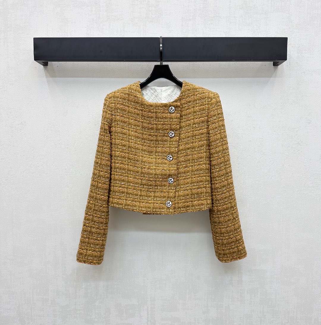 NO:503180,Loro Plan*'s new product is available on the shelves of round neck slanted lace dress jackets, customized YB imported coarse wool woolen material, high-quality texture, full-quality, shoulder pad design fits the human body, more slender and upright, the whole body is treated with woven patterns, the atmosphere of the celebrity is stand out, the slanted lace design is unique, matched with the signature flower lace round button to highlight the details, highlight the brand tone, perfect interpretation of the elegant and rich sense of face and accessories development, round neck dress jacket tailoring, can be matched with short skirts in the same series, complete sets are intellectual and gentle, the best choice for formal occasions, high-version 2 colors,,loro piano, skirts, jackets & coats,alexander wang19860909Loro Plan*新品上架圆领斜襟洋装外套定制YB进口粗纺羊毛呢材质 质感高级 品相十足 正肩垫肩设计贴合人体 更显身姿纤细挺拔 通体利用编织纹处理 名媛氛围立显 斜襟设计别具一格 搭配印刻标志性花朵襟圆扣点亮细节 彰显品牌调性 完美演绎优雅千金感 面辅料开发 圆领洋装外套剪裁 可搭配同系列短裙 成套搭配知性温柔 出席正式场合的不二之选  高版本2色,,loro piana,skirts,jackets & coats,alexander wang,Women's clothing