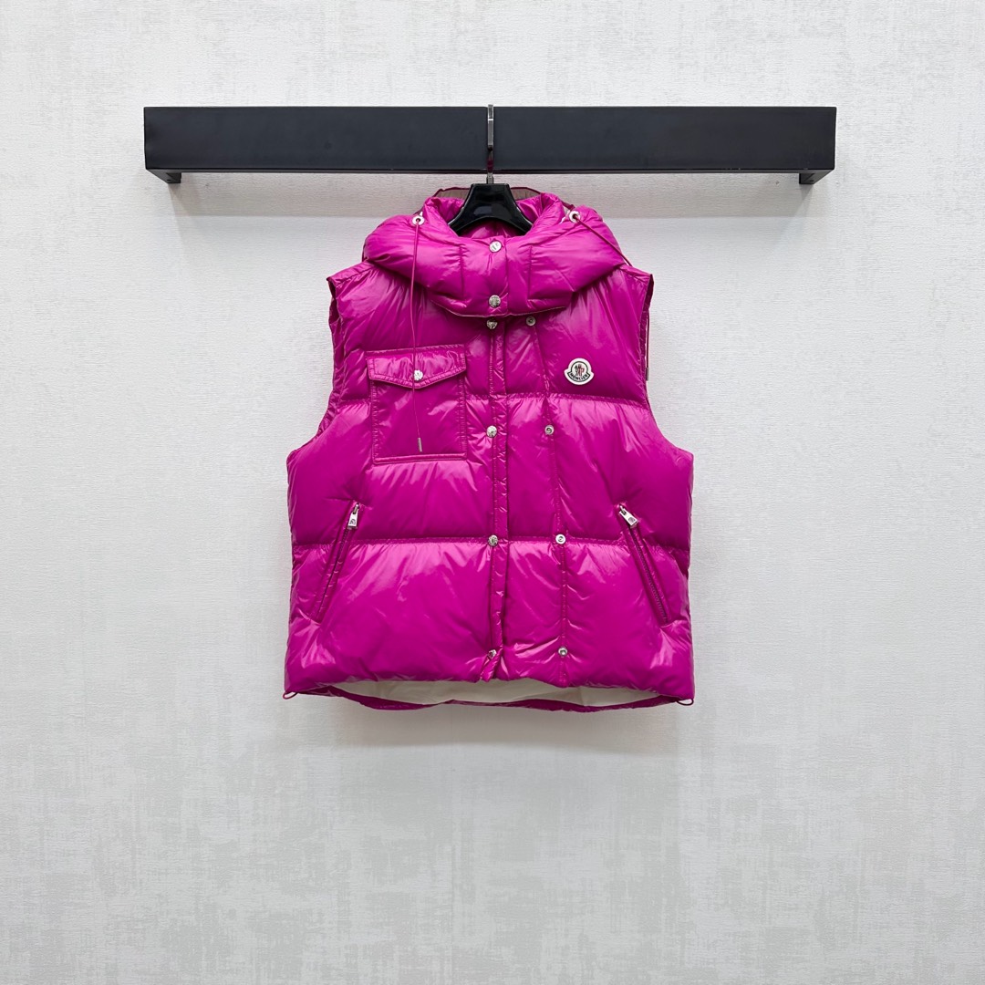 NO:502160,With dust bag Moncle*2025 new product on the shelves, the disassembled hooded down vest is customized with YB imported nylon material, white goose velvet filling, the whole piece is light and warm, the snap buckle can be detached with hooded stand collar two-wear design, with a rectangular embossed treatment, adding layering to the torso, the iconic logo patch decoration on the chest is embossed to highlight the brand tone, the surface and auxiliary materials development, the hooded stand collar vest style cut, integrating warmth and fashionable, velvet filling standard: national standard 90 velvet filling: goose velvet high version 3 colors 1-3,, down jacket, hats, alexander wang19860909配防尘袋Moncle*2025新品上架拆卸连帽羽绒马甲定制YB进口尼龙材质 内里白鹅绒填充 整件轻盈保暖 按扣可拆卸连帽立领两穿设计 配合躯干采用长方格压纹处理 增添造型层次感 胸前点缀标志性徽标贴布装饰 彰显品牌调性 面辅料开发 连帽立领马甲版型剪裁 集保暖与时髦一体 充绒标准:国标90绒 充绒物:鹅绒 高版本3色1-3,,down jacket,hats,alexander wang,Women's clothing