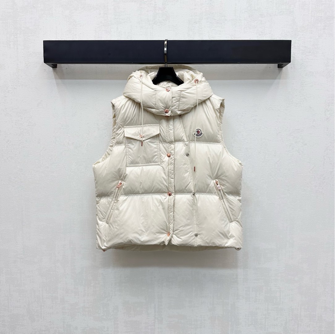 NO:502148,With dust bag Moncle*2025 new product on the shelves, the disassembled hooded down vest is customized with YB imported nylon material, white goose velvet filling, the whole piece is light and warm, the snap buckle can be detached with hooded stand collar two-wear design, with a rectangular embossed treatment, adding layering of the shape, the chest is embossed with the iconic logo patch decoration, highlighting the brand tone, the surface auxiliary material development, the hooded stand collar vest style cut, integrating warmth and fashionable, velvet filling standard: national standard 90 velvet filling: goose velvet high version 3 colors 1-3,, down jacket, hats, alexander wang19860909配防尘袋Moncle*2025新品上架拆卸连帽羽绒马甲定制YB进口尼龙材质 内里白鹅绒填充 整件轻盈保暖 按扣可拆卸连帽立领两穿设计 配合躯干采用长方格压纹处理 增添造型层次感 胸前点缀标志性徽标贴布装饰 彰显品牌调性 面辅料开发 连帽立领马甲版型剪裁 集保暖与时髦一体 充绒标准:国标90绒 充绒物:鹅绒 高版本3色1-3,,down jacket,hats,alexander wang,Women's clothing