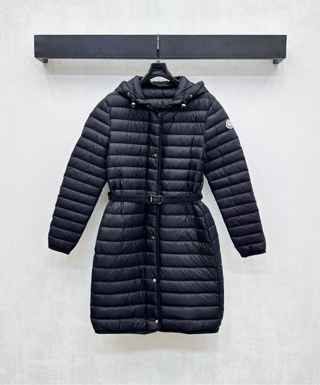 NO:506610,The new product with dust bag Moncle* is on the shelves with removable hooded long down jacket customized YB imported recycled nylon material, white goose down filling in the inner part, light and warm, the hat brim is designed with removable buttons, windproof and cold, and fashion compatible with sleeves. The sleeves are decorated with iconic badges and logos to highlight the brand tone, the whole body is rectangular embossed elastic waistband tightening, modify the body shape, add a sense of styling, surface auxiliary materials development, hooded mid-length jacket style cut, integrating warmth and fashionable, getting rid of traditional bloated, velvet filling standard: national standard 90 velvet filling: white goose down high version 2 colors 1-4,, jackets & coats, down jacket, hats, alexander wang19860909配防尘袋Moncle*新品上架可拆卸连帽长款羽绒服定制YB进口再生尼龙材质 内里白鹅绒填充 整件轻盈保暖 帽沿沿用可拆卸纽扣设计 防风御寒与时尚兼容 袖侧点缀标志性徽章标识装饰 彰显品牌调性 通体长方压纹弹力腰带收紧处理 修饰身形 增添造型层次感 面辅料开发 连帽中长款外套版型剪裁 集保暖与时髦一体 摆脱传统臃肿感 充绒标准:国标90绒 充绒物:白鹅绒  高版本2色1-4,,jackets & coats,down jacket,hats,alexander wang,Women's clothing