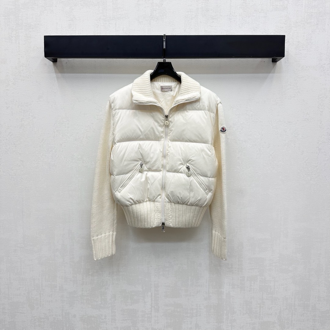 NO:503207,The new product with dust bag Moncle* is on the shelves of spliced ​​knitted down jackets. Customized YB imported nylon wool material. Its craftsmanship is restored. Upgraded material. White goose velvet fills the inner part. The whole piece is light and warm. The torso is treated with classic rectangular bar embossing. The outfit is varied. The collar and arm are knitted to match the hem and adds a sense of styling. The sleeves are decorated with iconic patch logos. The embroidered logos are decorated with letter embroidered behind the back. The brand tone is demonstrated. The surface auxiliary materials are developed. The long-sleeved jacket style and tailoring. The exquisite details can successfully get rid of the dullness. The integration of warmth and fashionable. The filling standard: National standard 90 velvet. The filling material is filled with white goose velvet. The high-version 3 colors 1-4,, jackets & coats, down jacket, alexander wang19860909配防尘袋Moncle*新品上架拼接针织羽绒服定制YB进口尼龙羊毛材质 其工艺还原 升级材质 白鹅绒填充内里 整件轻盈保暖 躯干沿用经典长方条形压纹处理 穿搭造型多变 配合领边手臂与下摆针织呼应 增添造型层次感 袖子外侧点缀标志性贴布徽标装饰 配合背后字母刺绣徽标装点 彰显品牌调性 面辅料开发 长袖外套版型剪裁 精致细节就能成功摆脱沉闷 集保暖与时髦一体 充绒标准:国标90绒 充绒物:白鹅绒  高版本3色1-4,,jackets & coats,down jacket,alexander wang,Women's clothing