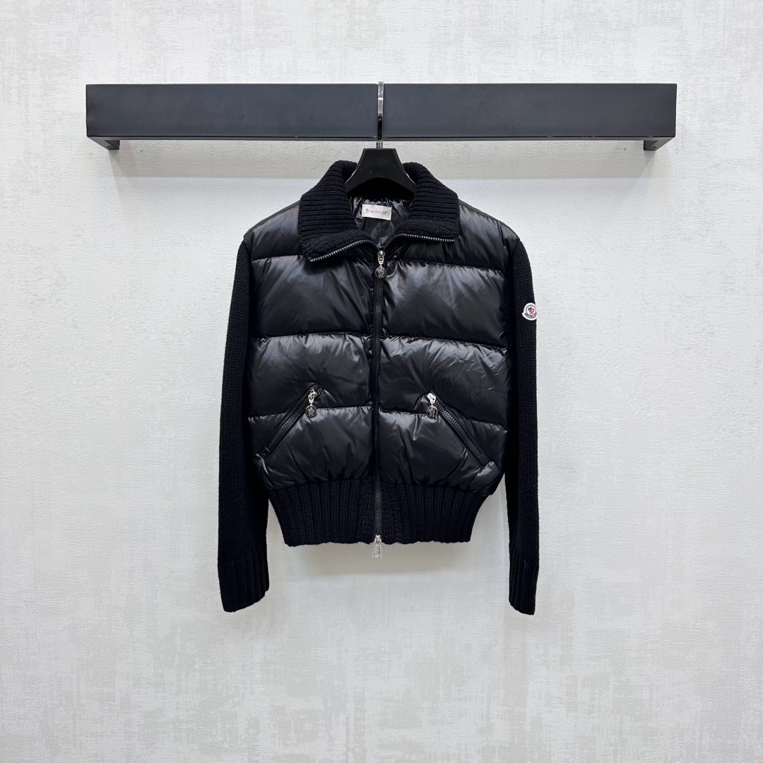 NO:503203,The new product with dust bag Moncle* is on the shelves of spliced ​​knitted down jackets. Customized YB imported nylon wool material. Its craftsmanship is restored. Upgraded material. White goose velvet fills the inner part. The whole piece is light and warm. The torso is treated with classic rectangular bar embossing. The outfit is varied. The collar and arm are knitted to match the hem and adds a sense of styling. The sleeves are decorated with iconic patch logos. The embroidered logos are decorated with letter embroidered behind the back. The brand tone is demonstrated. The surface auxiliary materials are developed. The long-sleeved jacket style and tailoring. The exquisite details can successfully get rid of the dullness. The integration of warmth and fashionable. The filling standard: National standard 90 velvet. The filling material is filled with white goose velvet. The high-version 3 colors 1-4,, jackets & coats, down jacket, alexander wang19860909配防尘袋Moncle*新品上架拼接针织羽绒服定制YB进口尼龙羊毛材质 其工艺还原 升级材质 白鹅绒填充内里 整件轻盈保暖 躯干沿用经典长方条形压纹处理 穿搭造型多变 配合领边手臂与下摆针织呼应 增添造型层次感 袖子外侧点缀标志性贴布徽标装饰 配合背后字母刺绣徽标装点 彰显品牌调性 面辅料开发 长袖外套版型剪裁 精致细节就能成功摆脱沉闷 集保暖与时髦一体 充绒标准:国标90绒 充绒物:白鹅绒  高版本3色1-4,,jackets & coats,down jacket,alexander wang,Women's clothing