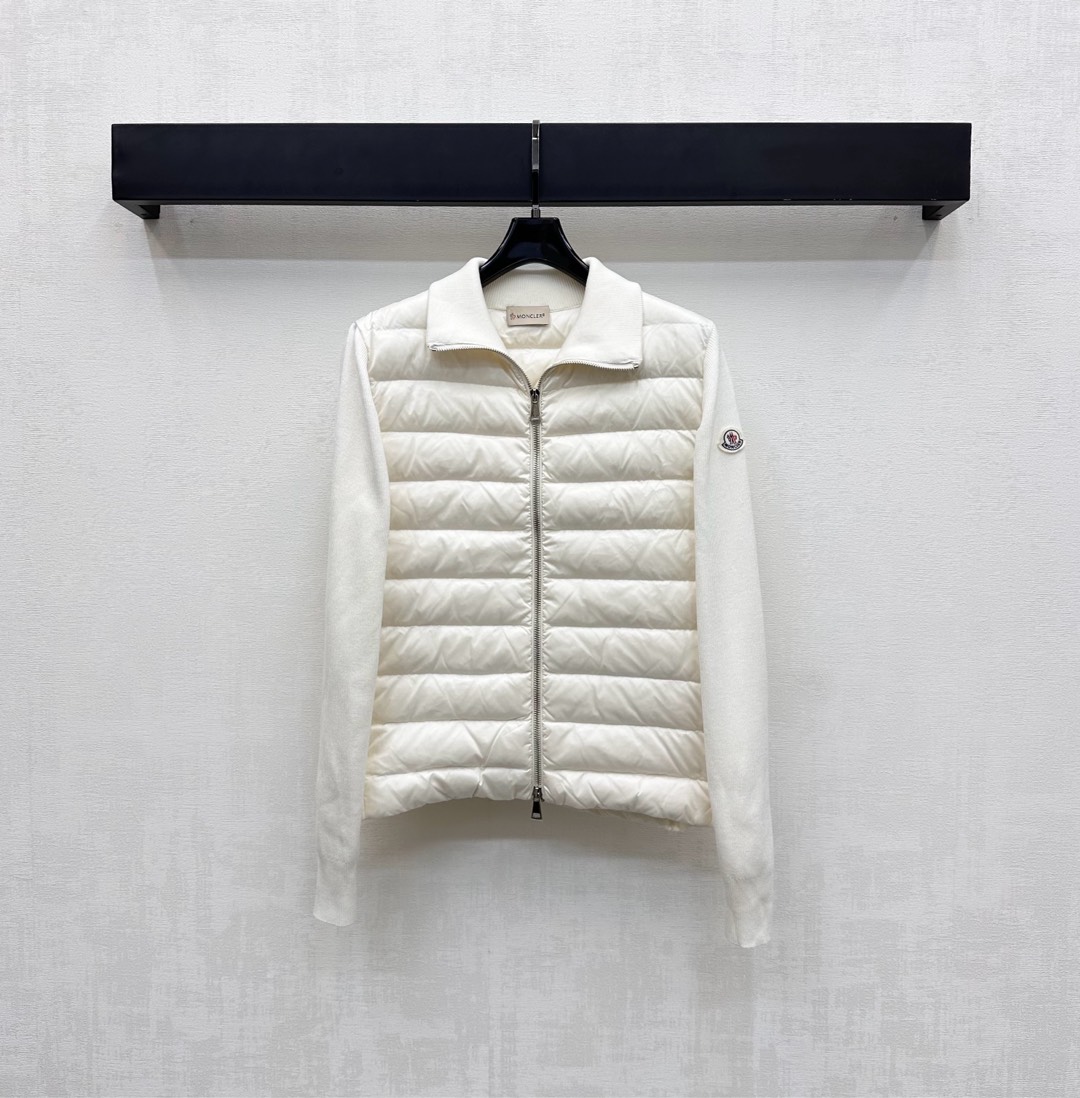 NO:503208,The new product with dust bag Moncle* is on the shelves of spliced ​​knitted down jackets. Customized YB imported nylon wool material. Its craftsmanship is restored. Upgraded material. White goose velvet fills the inner part. The whole piece is light and warm. The torso is treated with classic rectangular bar embossing. The outfit is varied. The arms and collar knitted to increase the styling layering. The sleeves are decorated with iconic patch logos to highlight the brand tone. The surface and auxiliary materials are developed. The long-sleeved jacket style and tailoring can be successfully removed from the dullness. The integration of warmth and fashionable. The filling standard: national standard 90 velvet. The filling material is filled with goose velvet. The high-version 3 colors-,, jackets & coats, down jacket, alexander wang19860909配防尘袋Moncle*新品上架拼接针织羽绒服定制YB进口尼龙羊毛材质 其工艺还原 升级材质 白鹅绒填充内里 整件轻盈保暖 躯干沿用经典长方条形压纹处理 穿搭造型多变 配合手臂与领边针织呼应 增添造型层次感 袖子外侧点缀标志性贴布徽标装饰 彰显品牌调性 面辅料开发 长袖外套版型剪裁 精致细节就能成功摆脱沉闷 集保暖与时髦一体 充绒标准:国标90绒 充绒物:鹅绒  高版本3色-,,jackets & coats,down jacket,alexander wang,Women's clothing