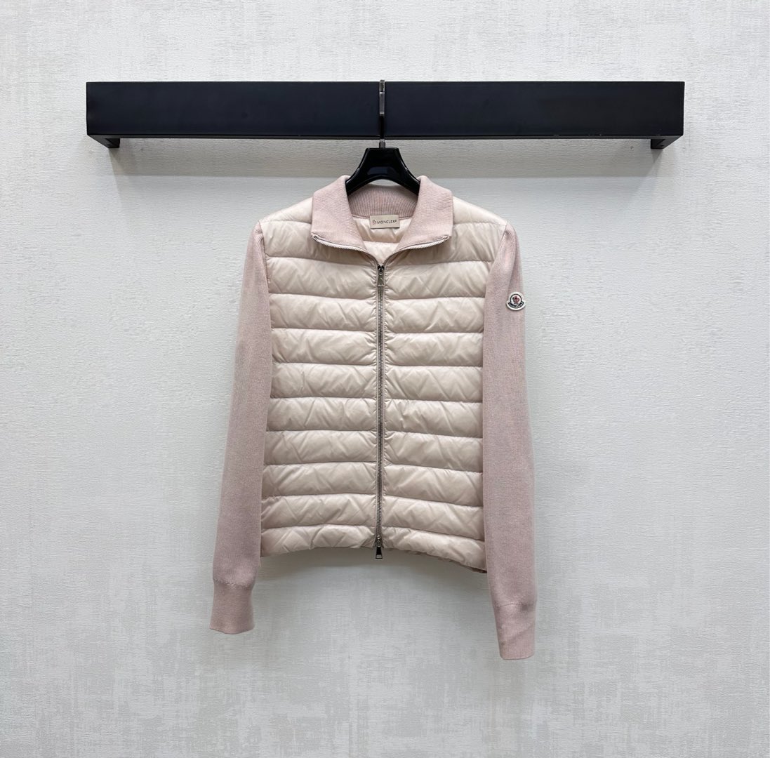 NO:503204,The new product with dust bag Moncle* is on the shelves of spliced ​​knitted down jackets. Customized YB imported nylon wool material. Its craftsmanship is restored. Upgraded material. White goose velvet fills the inner part. The whole piece is light and warm. The torso is treated with classic rectangular bar embossing. The outfit is varied. The arms and collar knitted to increase the styling layering. The sleeves are decorated with iconic patch logos to highlight the brand tone. The surface and auxiliary materials are developed. The long-sleeved jacket style and tailoring can be successfully removed from the dullness. The integration of warmth and fashionable. The filling standard: national standard 90 velvet. The filling material is filled with goose velvet. The high-version 3 colors-,, jackets & coats, down jacket, alexander wang19860909配防尘袋Moncle*新品上架拼接针织羽绒服定制YB进口尼龙羊毛材质 其工艺还原 升级材质 白鹅绒填充内里 整件轻盈保暖 躯干沿用经典长方条形压纹处理 穿搭造型多变 配合手臂与领边针织呼应 增添造型层次感 袖子外侧点缀标志性贴布徽标装饰 彰显品牌调性 面辅料开发 长袖外套版型剪裁 精致细节就能成功摆脱沉闷 集保暖与时髦一体 充绒标准:国标90绒 充绒物:鹅绒  高版本3色-,,jackets & coats,down jacket,alexander wang,Women's clothing