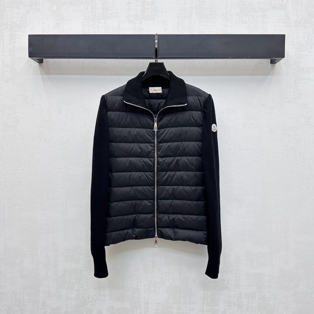 NO:503200,The new product with dust bag Moncle* is on the shelves of spliced ​​knitted down jackets. Customized YB imported nylon wool material. Its craftsmanship is restored. Upgraded material. White goose velvet fills the inner part. The whole piece is light and warm. The torso is treated with classic rectangular bar embossing. The outfit is varied. The arms and collar knitted to increase the styling layering. The sleeves are decorated with iconic patch logos to highlight the brand tone. The surface and auxiliary materials are developed. The long-sleeved jacket style and tailoring can be successfully removed from the dullness. The integration of warmth and fashionable. The filling standard: national standard 90 velvet. The filling material is filled with goose velvet. The high-version 3 colors-,, jackets & coats, down jacket, alexander wang19860909配防尘袋Moncle*新品上架拼接针织羽绒服定制YB进口尼龙羊毛材质 其工艺还原 升级材质 白鹅绒填充内里 整件轻盈保暖 躯干沿用经典长方条形压纹处理 穿搭造型多变 配合手臂与领边针织呼应 增添造型层次感 袖子外侧点缀标志性贴布徽标装饰 彰显品牌调性 面辅料开发 长袖外套版型剪裁 精致细节就能成功摆脱沉闷 集保暖与时髦一体 充绒标准:国标90绒 充绒物:鹅绒  高版本3色-,,jackets & coats,down jacket,alexander wang,Women's clothing