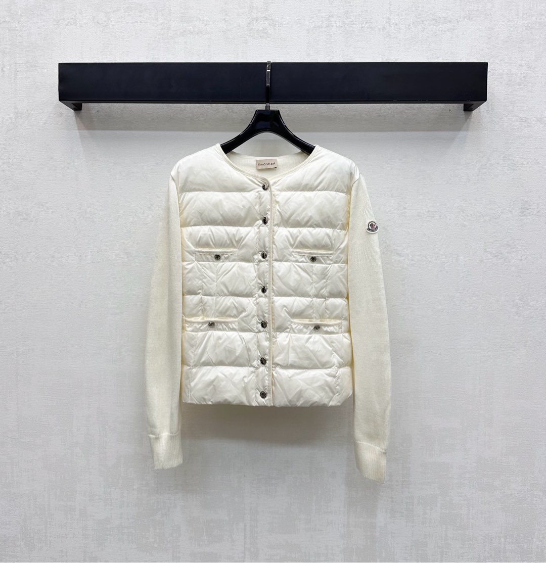 NO:503199,The new product with dust bag Moncle* is on the shelves of spliced ​​knitted down jackets. Customized YB imported nylon wool material. Its craftsmanship is restored. Upgraded material. White goose velvet fills the inner part. The whole piece is light and warm. The torso is treated with classic rectangular bar embossing. The outfit is varied. The arms and back are knitted to increase the styling layering. The sleeves are decorated with iconic patch logos to highlight the brand tone. The surface is developed. The long-sleeved jacket has a cut. The exquisite details can successfully get rid of the dullness. The combination of warmth and fashionable. The filling standard: National standard 90 velvet. The filling material is filled with white goose velvet. The high-version 3 colors-,, jackets & coats, down jacket, alexander wang19860909配防尘袋Moncle*新品上架拼接针织羽绒服定制YB进口尼龙羊毛材质 其工艺还原 升级材质 白鹅绒填充内里 整件轻盈保暖 躯干沿用经典长方条形压纹处理 穿搭造型多变 配合手臂与后背针织呼应 增添造型层次感 袖子外侧点缀标志性贴布徽标装饰 彰显品牌调性 面辅料开发 长袖外套版型剪裁 精致细节就能成功摆脱沉闷 集保暖与时髦一体 充绒标准:国标90绒 充绒物:白鹅绒  高版本3色-,,jackets & coats,down jacket,alexander wang,Women's clothing