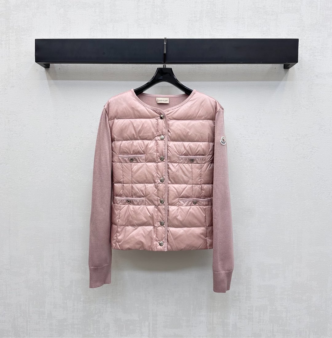 NO:503193,The new product with dust bag Moncle* is on the shelves of spliced ​​knitted down jackets. Customized YB imported nylon wool material. Its craftsmanship is restored. Upgraded material. White goose velvet fills the inner part. The whole piece is light and warm. The torso is treated with classic rectangular bar embossing. The outfit is varied. The arms and back are knitted to increase the styling layering. The sleeves are decorated with iconic patch logos to highlight the brand tone. The surface is developed. The long-sleeved jacket has a style cut. The exquisite details can successfully get rid of the dullness. The combination of warmth and fashionable. The filling standard: National standard 90 velvet. The filling material is filled with white goose velvet. The high-version 3 colors-,, jackets & coats, down jacket, alexander wang19860909配防尘袋Moncle*新品上架拼接针织羽绒服定制YB进口尼龙羊毛材质 其工艺还原 升级材质 白鹅绒填充内里 整件轻盈保暖 躯干沿用经典长方条形压纹处理 穿搭造型多变 配合手臂与后背针织呼应 增添造型层次感 袖子外侧点缀标志性贴布徽标装饰 彰显品牌调性 面辅料开发 长袖外套版型剪裁 精致细节就能成功摆脱沉闷 集保暖与时髦一体 充绒标准:国标90绒 充绒物:白鹅绒  高版本3色-,,jackets & coats,down jacket,alexander wang,Women's clothing