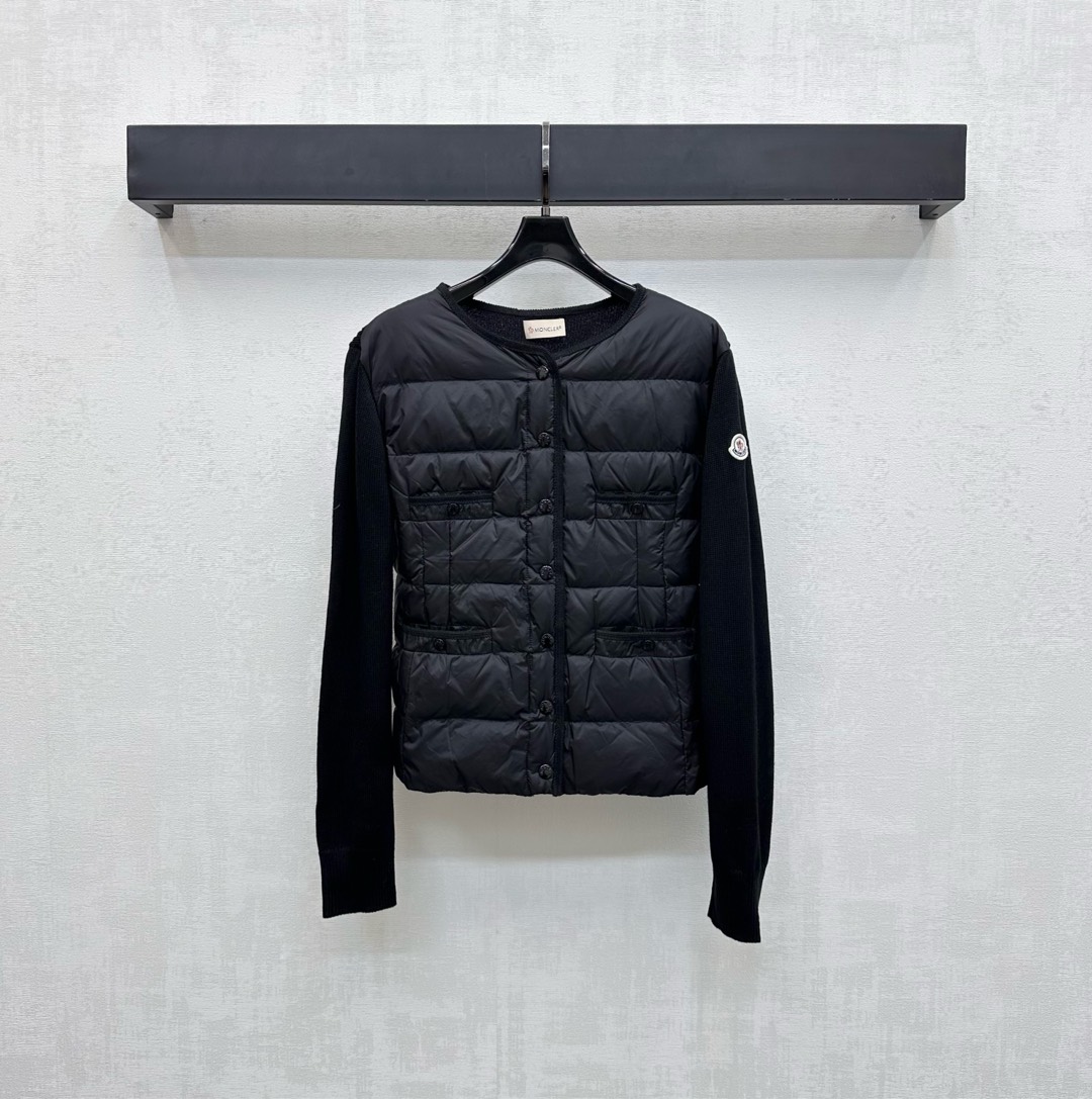 NO:503210,The new product with dust bag Moncle* is on the shelves of spliced ​​knitted down jackets. Customized YB imported nylon wool material. Its craftsmanship is restored. Upgraded material. White goose velvet fills the inner part. The whole piece is light and warm. The torso is treated with classic rectangular bar embossing. The outfit is varied. The arms and back are knitted to increase the styling layering. The sleeves are decorated with iconic patch logos to highlight the brand tone. The surface is developed. The long-sleeved jacket has a cut. The exquisite details can successfully get rid of the dullness. The combination of warmth and fashionable. The filling standard: National standard 90 velvet. The filling material is filled with white goose velvet. The high-version 3 colors-,, jackets & coats, down jacket, alexander wang19860909配防尘袋Moncle*新品上架拼接针织羽绒服定制YB进口尼龙羊毛材质 其工艺还原 升级材质 白鹅绒填充内里 整件轻盈保暖 躯干沿用经典长方条形压纹处理 穿搭造型多变 配合手臂与后背针织呼应 增添造型层次感 袖子外侧点缀标志性贴布徽标装饰 彰显品牌调性 面辅料开发 长袖外套版型剪裁 精致细节就能成功摆脱沉闷 集保暖与时髦一体 充绒标准:国标90绒 充绒物:白鹅绒  高版本3色-,,jackets & coats,down jacket,alexander wang,Women's clothing