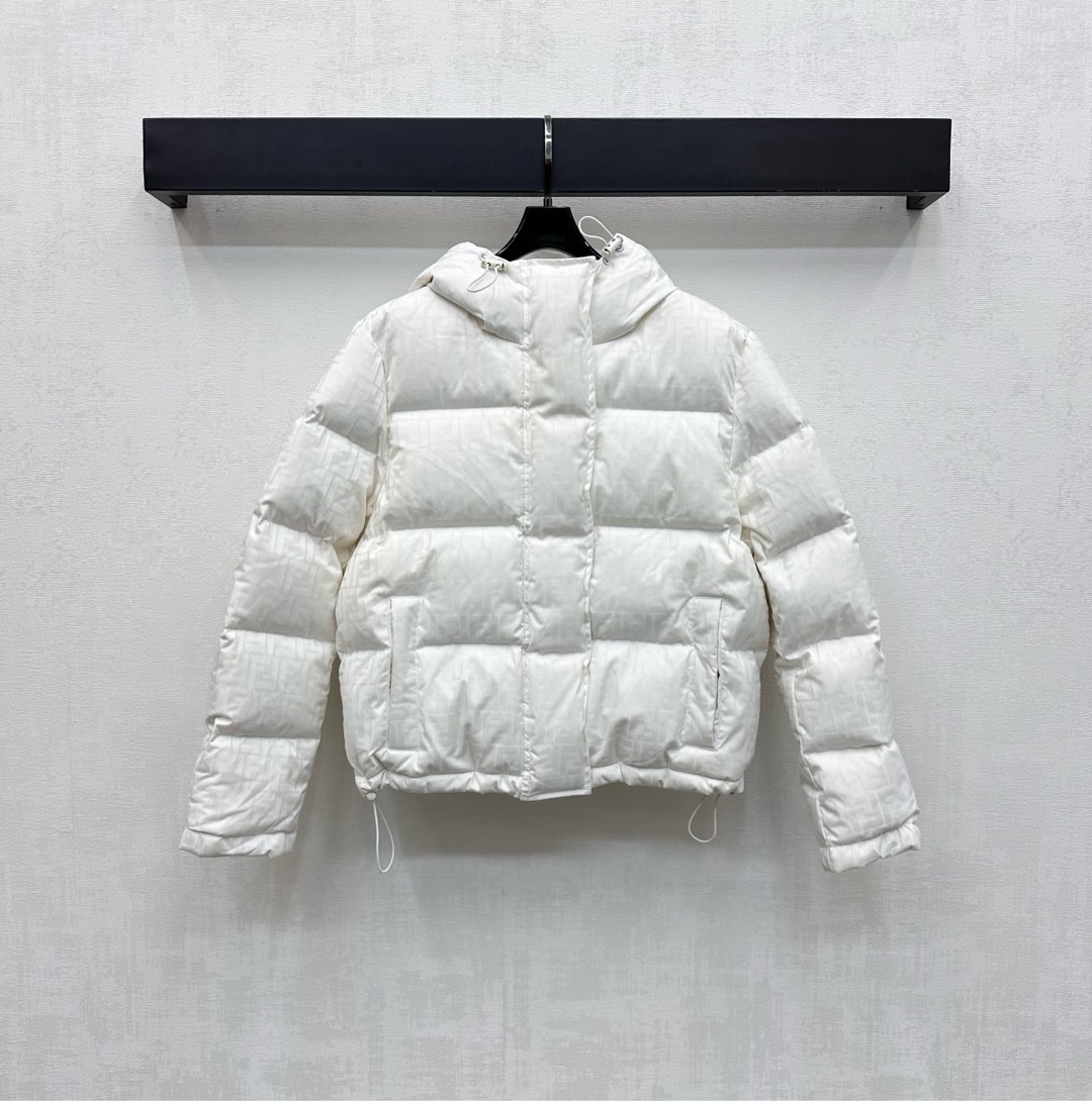 NO:506627,Fend* new product hooded zipper down jackets are on the shelves. Customized YB imported windproof and waterproof nylon material. White duck down is filled with inner lining. Light and warm. It adopts rectangular strip embossing. The silhouette is full and crisp. Three-dimensional and stylish. It is combined with the front zipper and hidden buckle adjustment design to add a sense of styling. Make the style more diverse and personalized. Warm and comfortable. It is not picky about the crowd. The whole body is covered with iconic letters and dark patterns. The tone of the brand. The development of surface accessories. Hooded down jacket tailoring. The first choice for fashionable ski down jackets in autumn and winter. The filling standard: national standard 90 velvet. The filling material is filled with white duck down. High-version 3 colors. Fendi, down jacket, hats, alexander wang.19860909配防尘袋Fend*新品上架连帽拉链羽绒服定制YB进口防风防水尼龙材质 白鸭绒填充内里 轻盈保暖 采用长方条状压纹处理 廓形饱满挺括 立体有型 配合前襟拉链暗扣调节设计 增添造型层次感 让穿搭风格更多元个性化 保暖舒适不挑人群穿搭 通体铺满标志性字母暗纹元素 彰显品牌调性 面辅料开发 连帽羽绒服剪裁 秋冬时尚滑雪羽绒服首选 充绒标准:国标90绒 充绒物:白鸭绒  高版本3色,,fendi,down jacket,hats,alexander wang,Women's clothing