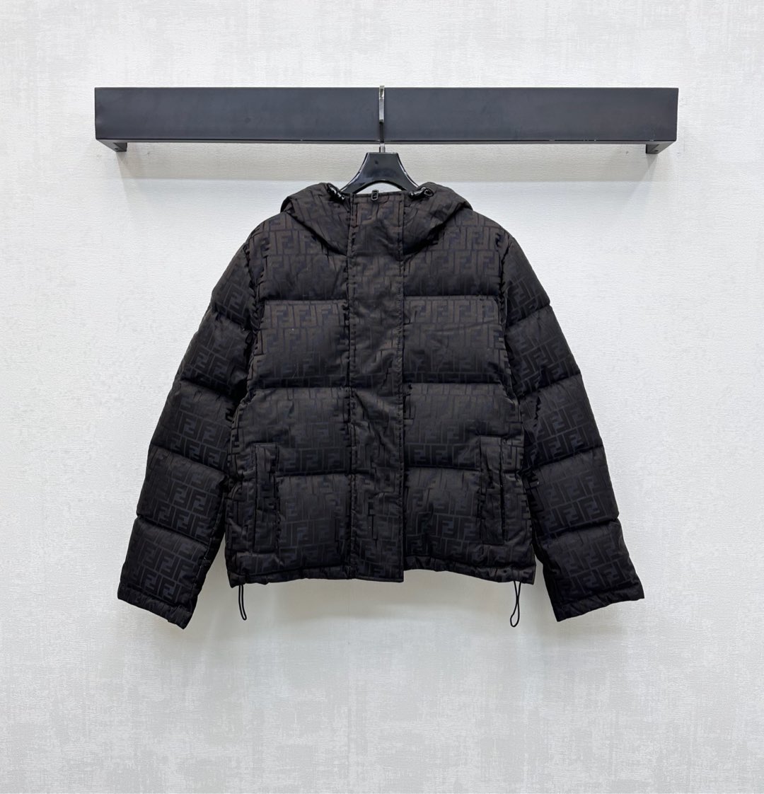 NO:506630,Fend* new product hooded zipper down jackets are on the shelves. Customized YB imported windproof and waterproof nylon material. White duck down is filled with inner lining. Light and warm. It adopts rectangular strip embossing. The silhouette is full and crisp. Three-dimensional and stylish. It is combined with the front zipper and hidden buckle adjustment design to add a sense of styling. Make the style more diverse and personalized. Warm and comfortable. It is not picky about the crowd. The whole body is covered with iconic letters and dark patterns. The tone of the brand. The development of surface accessories. Hooded down jacket tailoring. The first choice for fashionable ski down jackets in autumn and winter. The filling standard: national standard 90 velvet. The filling material is filled with white duck down. High-version 3 colors. Fendi, down jacket, hats, alexander wang.19860909配防尘袋Fend*新品上架连帽拉链羽绒服定制YB进口防风防水尼龙材质 白鸭绒填充内里 轻盈保暖 采用长方条状压纹处理 廓形饱满挺括 立体有型 配合前襟拉链暗扣调节设计 增添造型层次感 让穿搭风格更多元个性化 保暖舒适不挑人群穿搭 通体铺满标志性字母暗纹元素 彰显品牌调性 面辅料开发 连帽羽绒服剪裁 秋冬时尚滑雪羽绒服首选 充绒标准:国标90绒 充绒物:白鸭绒  高版本3色,,fendi,down jacket,hats,alexander wang,Women's clothing