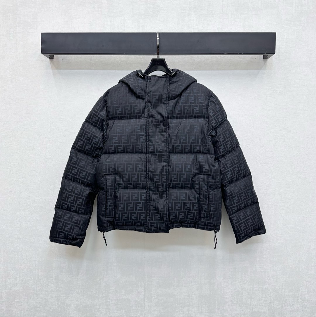 NO:506624,Fend* new product hooded zipper down jackets are on the shelves. Customized YB imported windproof and waterproof nylon material. White duck down is filled with inner lining. Light and warm. It adopts rectangular strip embossing. The silhouette is full and crisp. Three-dimensional and stylish. It is combined with the front zipper and hidden buckle adjustment design to add a sense of styling. Make the style more diverse and personalized. Warm and comfortable. It is not picky about the crowd. The whole body is covered with iconic letters and dark patterns. The tone of the brand. The development of surface accessories. Hooded down jacket tailoring. The first choice for fashionable ski down jackets in autumn and winter. The filling standard: national standard 90 velvet. The filling material is filled with white duck down. High-version 3 colors. Fendi, down jacket, hats, alexander wang.19860909配防尘袋Fend*新品上架连帽拉链羽绒服定制YB进口防风防水尼龙材质 白鸭绒填充内里 轻盈保暖 采用长方条状压纹处理 廓形饱满挺括 立体有型 配合前襟拉链暗扣调节设计 增添造型层次感 让穿搭风格更多元个性化 保暖舒适不挑人群穿搭 通体铺满标志性字母暗纹元素 彰显品牌调性 面辅料开发 连帽羽绒服剪裁 秋冬时尚滑雪羽绒服首选 充绒标准:国标90绒 充绒物:白鸭绒  高版本3色,,fendi,down jacket,hats,alexander wang,Women's clothing