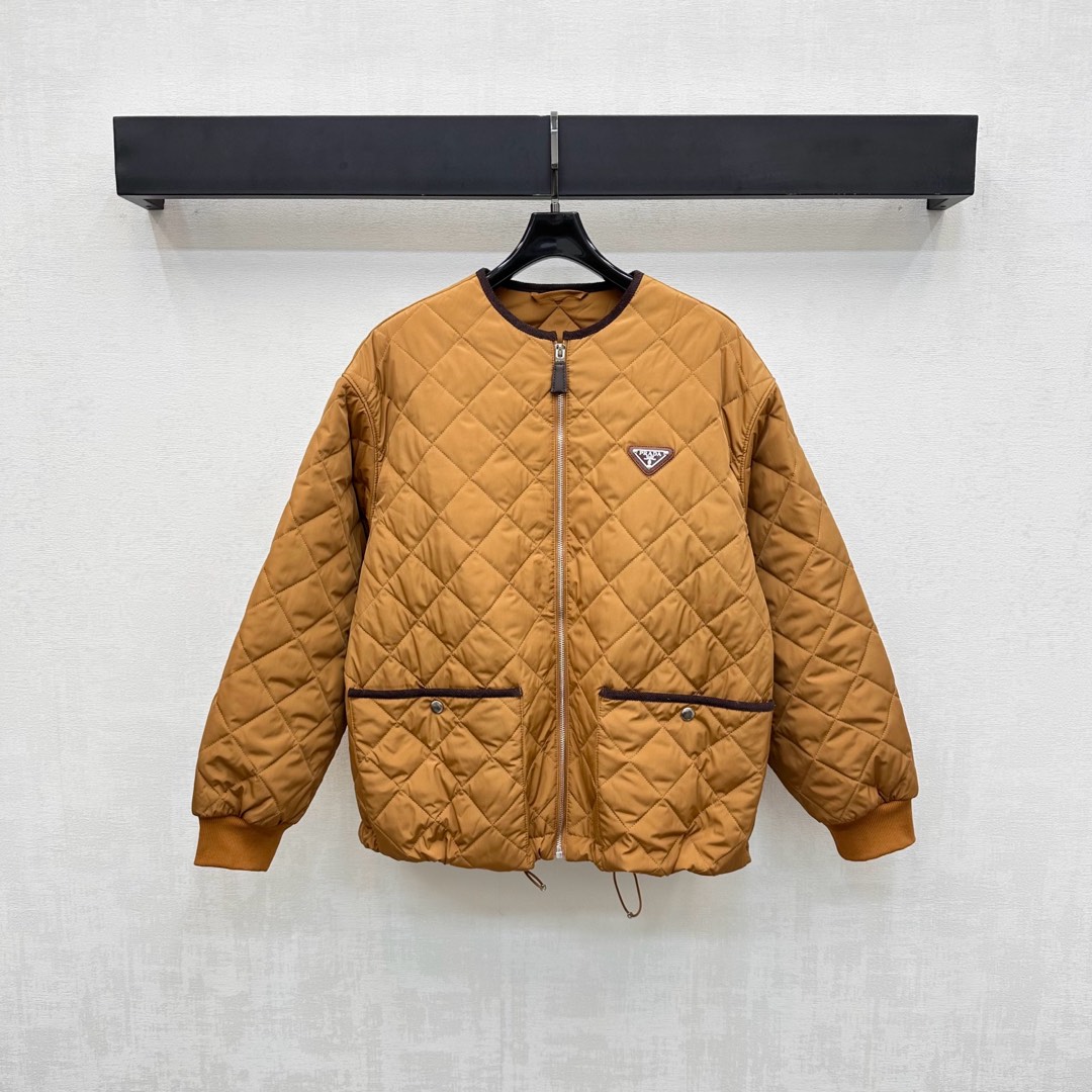 NO:503179,Prad*'s new product is on the shelves of diamond plaid cotton jackets custom YB imported nylon material, inner down cotton filling, light and warm, body plaid texture, symmetrical pocket snap design with open-clad leather buckle zipper to add layering, iconic triangle letter logo decoration on the chest, highlighting the brand tone, surface auxiliary material development, round neck long-sleeved jacket tailoring, daily commuting outfits are casual and fashionable, easy to control at will, high-end version L,,prada, jackets & coats, down jacket, alexander wang19860909Prad*新品上架菱格纹棉服外套定制YB进口尼龙材质 内里羽绒棉填充 轻盈保暖 通体格纹肌理 配合开襟皮扣拉链调节对称口袋按扣设计 增添造型层次感 胸前融入标志性三角字母徽标装饰 彰显品牌调性 面辅料开发 圆领长袖外套剪裁 日常通勤穿搭休闲时髦 随意搭配都可轻松驾驭  高版本L,,prada,jackets & coats,down jacket,alexander wang,Women's clothing