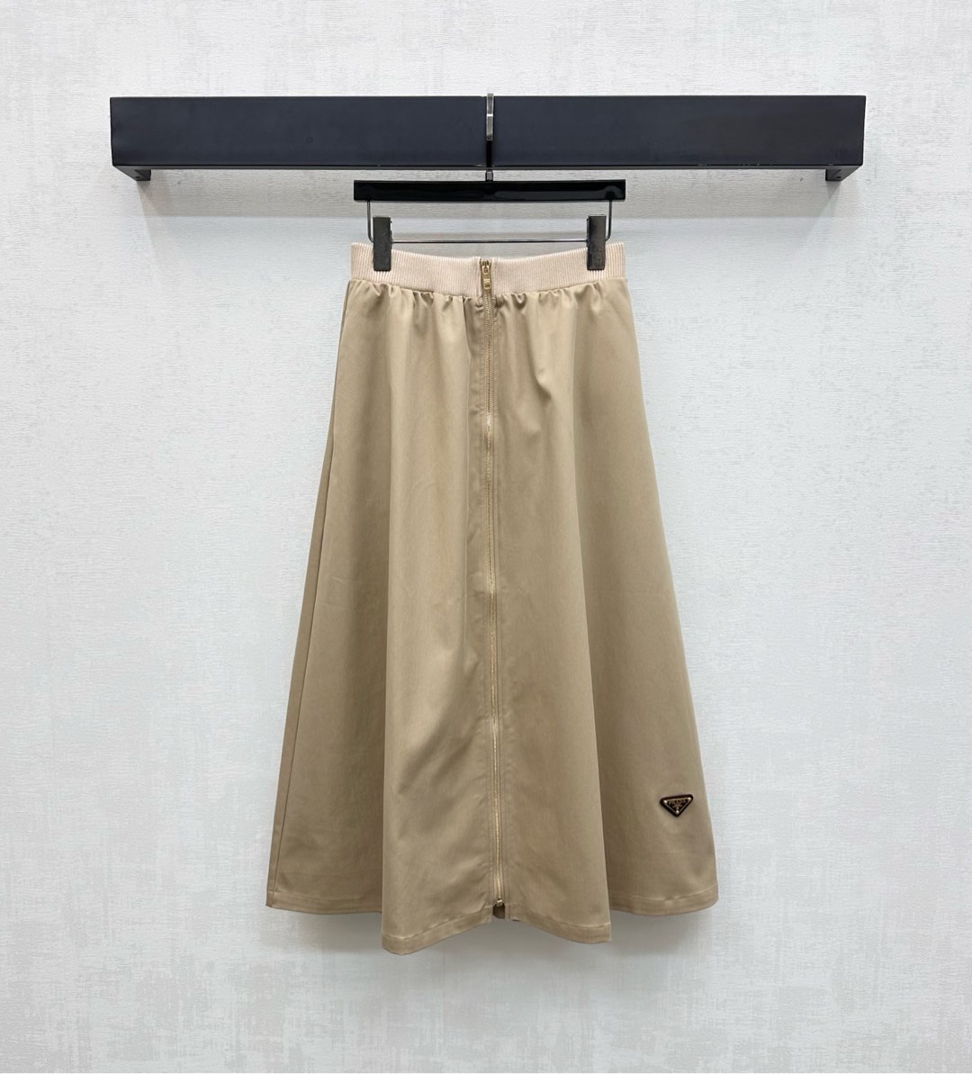 NO:503167,Prad*'s new product is on the shelves of the workwear zipper skirt custom YB imported material, texture is shiny, crisp and stylish, the skirt is embellished with the iconic triangle logo decoration, highlighting the brand tone, zipper placket and elastic waist adjustment design, adding layered look, simple and high-end surface and auxiliary materials development, high-waist umbrella skirt tailoring, casual matching, fashionable and fashionable, high-version 2 colors,,prada, skirts,alexander wang19860909Prad*新品上架工装拉链半裙定制YB进口材质 质感光泽 挺括有型 裙摆点缀标志性三角徽标装饰 彰显品牌调性 拉链开襟和弹力腰身调节设计 增添造型层次感 简约高级 面辅料开发 高腰伞状半裙剪裁 随意搭配穿搭时髦洋气  高版本2色,,prada,skirts,alexander wang,Women's clothing