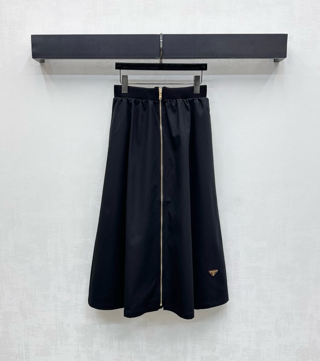 NO:503173,Prad*'s new product is on the shelves of the workwear zipper skirt custom YB imported material, texture is shiny, crisp and stylish, the skirt is embellished with the iconic triangle logo decoration, highlighting the brand tone, zipper placket and elastic waist adjustment design, adding layered look, simple and high-end surface and auxiliary materials development, high-waist umbrella skirt tailoring, casual matching, fashionable and fashionable, high-version 2 colors,,prada, skirts,alexander wang19860909Prad*新品上架工装拉链半裙定制YB进口材质 质感光泽 挺括有型 裙摆点缀标志性三角徽标装饰 彰显品牌调性 拉链开襟和弹力腰身调节设计 增添造型层次感 简约高级 面辅料开发 高腰伞状半裙剪裁 随意搭配穿搭时髦洋气  高版本2色,,prada,skirts,alexander wang,Women's clothing