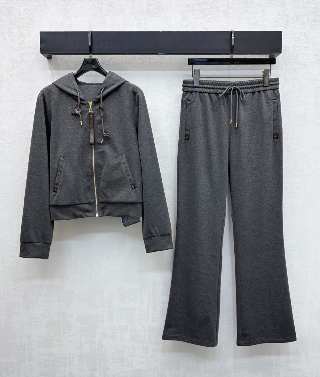 NO:503162,Louis Vuitto* new product hooded drawstring jacket trouser set customized YB imported twill cotton material, soft and skin-friendly, not easy to deform and pill after washing for a long time, full texture, the front closure is integrated with the iconic letter leather buckle zipper design, echoing the lower edge of the pocket, highlighting the brand tone, surface auxiliary material development, hooded zipper jacket with high waist drawstring shorts set, and use elastic waist drawstring adjustment to add layering of the shape, details echo up and down, complete set is simple and high-end, autumn and winter suits are indispensable, high-version 2 colors,,louis vuitton, shorts, jackets & coats,hats,alexander wang19860909Louis Vuitto*新品上架连帽抽绳外套长裤套装定制YB进口斜纹全棉材质 柔软亲肤 久洗不易变形起球 质感十足 前襟融入标志性字母皮扣拉链设计 与口袋下缘皮标相互呼应 彰显品牌调性 面辅料开发 连帽拉链外套搭配高腰抽绳短裤套装 沿用弹力腰抽绳调节处理 增添造型层次感 细节上下呼应 成套搭配简约高级 秋冬套装必不可少  高版本2色,,louis vuitton,shorts,jackets & coats,hats,alexander wang,Women's clothing