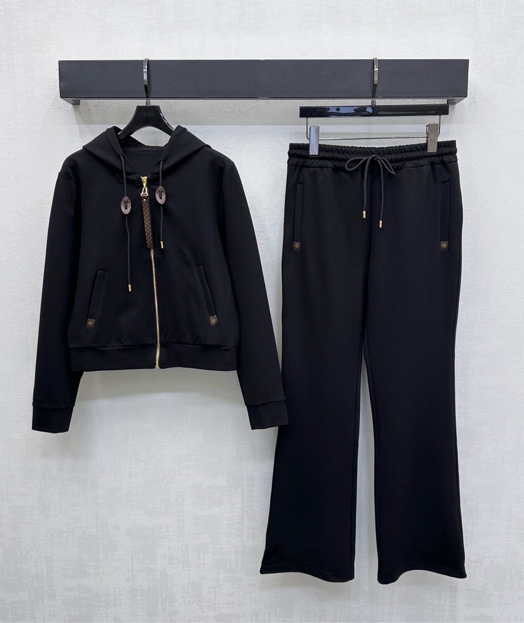 NO:503185,Louis Vuitto* new product hooded drawstring jacket trouser set customized YB imported twill cotton material, soft and skin-friendly, not easy to deform and pill after washing for a long time, full texture, the front closure is integrated with the iconic letter leather buckle zipper design, echoing the lower edge of the pocket, highlighting the brand tone, surface auxiliary material development, hooded zipper jacket with high waist drawstring shorts set, and use elastic waist drawstring adjustment to add layering of the shape, details echo up and down, complete set is simple and high-end, autumn and winter suits are indispensable, high-version 2 colors,,louis vuitton, shorts, jackets & coats,hats,alexander wang19860909Louis Vuitto*新品上架连帽抽绳外套长裤套装定制YB进口斜纹全棉材质 柔软亲肤 久洗不易变形起球 质感十足 前襟融入标志性字母皮扣拉链设计 与口袋下缘皮标相互呼应 彰显品牌调性 面辅料开发 连帽拉链外套搭配高腰抽绳短裤套装 沿用弹力腰抽绳调节处理 增添造型层次感 细节上下呼应 成套搭配简约高级 秋冬套装必不可少 高版本2色,,louis vuitton,shorts,jackets & coats,hats,alexander wang,Women's clothing