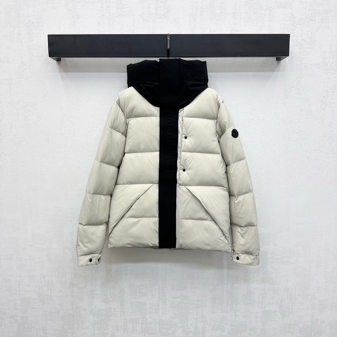 NO:503161,The new hooded contrasting down jacket with dust bag Moncle* is on the shelves. Customized YB imported windproof and waterproof nylon material. The inner white goose down fills. The whole piece is light and warm. The texture is shiny. Clever and stylish. The whole body is long embossed with hidden zipper snap adjustment design. Adds a sense of styling. The centered three-dimensional iconic letter logo decoration. The brand tone is developed. The hooded charge jacket is tailored to highlight the personality style and more neat and fashionable. The upper body is fashionable and fashionable. The filling standard: national standard 90 velvet. The filling material is high-end 3 colors 1-5., jackets & coats, down jacket, hats, alexander wang.19860909配防尘袋Moncle*新品上架连帽撞色羽绒外套定制YB进口防风防水尼龙材质 内里白鹅绒填充 整件轻盈保暖 质感光泽 挺括有型 通体长条压纹配合隐藏拉链按扣调节设计 增添造型层次感 居中立体标志性字母徽标装饰 彰显品牌调性 面辅料开发 连帽冲锋外套剪裁 凸显个性风格更利落时尚 上身时髦洋气 充绒标准:国标90绒 充绒物:白鹅绒  高版本3色1-5,,jackets & coats,down jacket,hats,alexander wang,Women's clothing