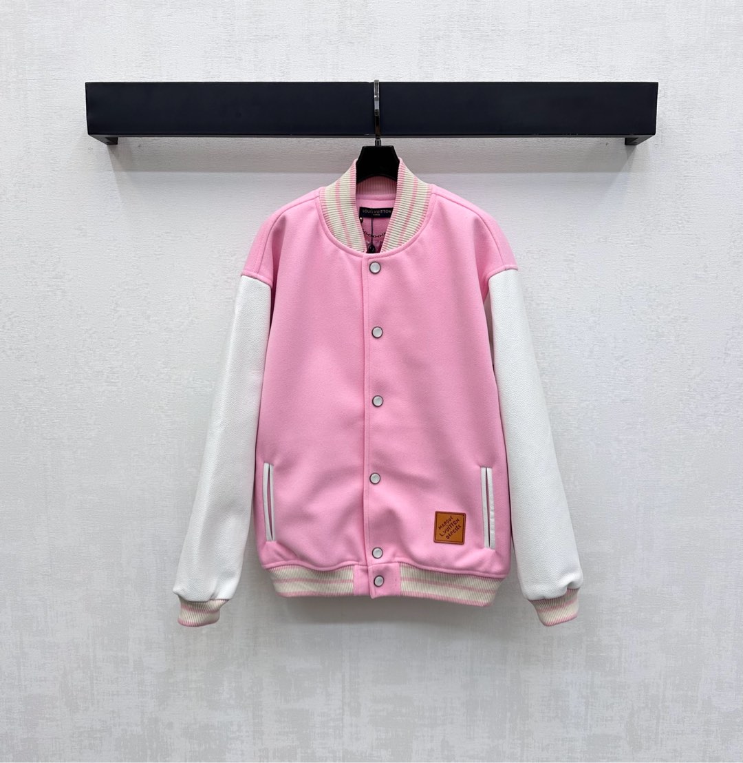 NO:503195,Louis Vittn*'s newest product is available for casual leather sleeve rag-shoulder baseball jacket custom YB imported cotton wool material, high-quality texture, full-quality leather sleeve rag-shoulder contrast color, easy to outline right-angle shoulder lines, combined with edge stripe thread elastic design, easy to put on and take off, add layered look, the inside is full of iconic four-leaf clover letter elements, paired with the hem to embellish the leather logo design to highlight the brand's tone, surface auxiliary material development, stand-up collar baseball jacket tailoring, more fashionable to meet the various needs of daily commuting, high-version, louis vuitton, jackets & coats,alexander wang19860909Louis Vittn*新品上架休闲皮袖插肩棒球外套定制YB进口棉毛材质 质感高级 品相十足 皮袖插肩撞色 轻松勾勒直角肩线条 配合包边条纹螺纹弹力设计 穿脱方便 增添造型层次感 内侧印满标志性四叶草字母元素 搭配下摆点缀皮标设计 彰显品牌调性 面辅料开发 立领棒球外套剪裁 穿着更加时髦 满足日常通勤多种需求   高版本,,louis vuitton,jackets & coats,alexander wang,Women's clothing