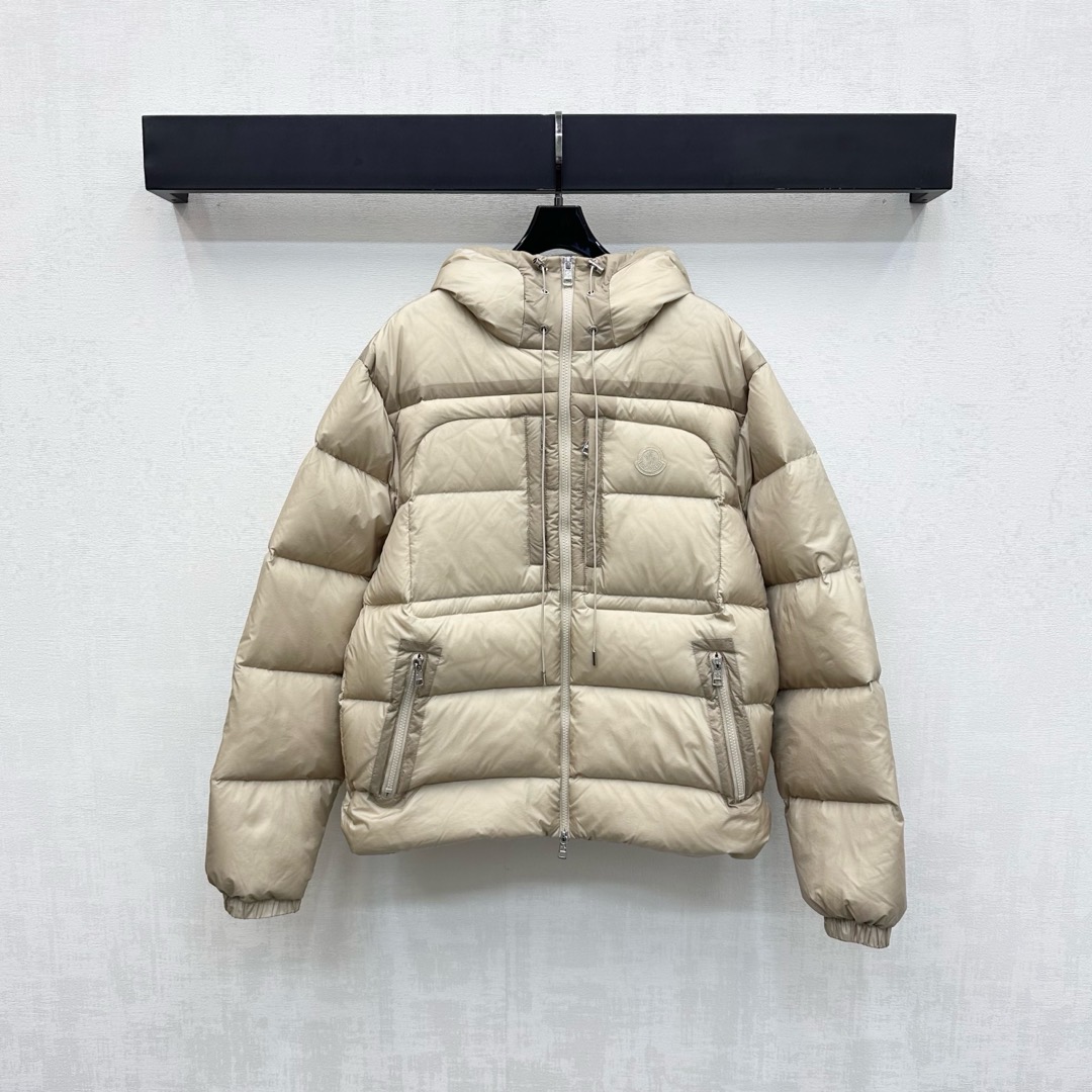 NO:506613,The new hooded zipper down jacket with dust bag Moncle* is on the shelves. Customized YB imported recycled nylon material. The inner white goose down fills. The whole piece is light and warm. The brim is treated with drawstring. Wind and cold are compatible with fashion. Zipper pocket style is used. The iconic badge and logo are integrated with embossed decoration on the chest to highlight the brand tone. Rectangular embossed with open-top double-head zipper adjustment to add a sense of styling. The surface auxiliary materials are developed. Hooded jacket style tailoring. The combination of warmth and fashionable. Get rid of the traditional bloated feeling. Fleece filling standard: national standard 90 velvet. Fleece filling: goose velvet. High version 2 colors 1-4,, jackets & coats, down jacket, hats, alexander wang19860909配防尘袋Moncle*新品上架连帽拉链羽绒服定制YB进口再生尼龙材质 内里白鹅绒填充 整件轻盈保暖 帽沿沿用抽绳处理 防风御寒与时尚兼容 沿用拉链口袋版型 配合胸前融入标志性徽章标识点缀装饰 彰显品牌调性 长方压纹搭配开襟双头拉链调节 增添造型层次感 面辅料开发 连帽外套版型剪裁 集保暖与时髦一体 摆脱传统臃肿感 充绒标准:国标90绒 充绒物:鹅绒  高版本2色1-4,,jackets & coats,down jacket,hats,alexander wang,Women's clothing
