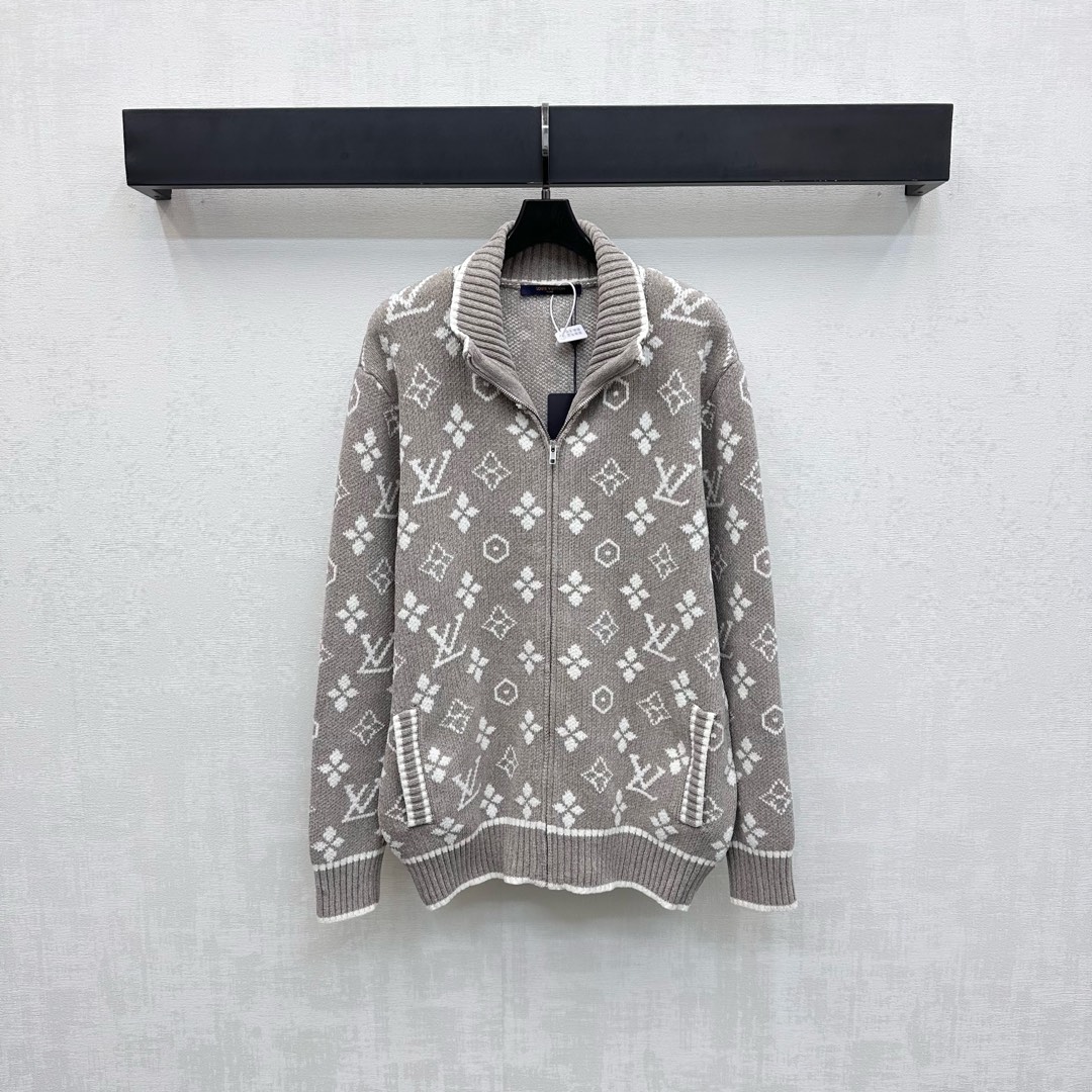 NO:504841,Louis Vuitto*2025 new product lapel jacquard knit jacket customized YB imported wool knit material comfortable and breathable, the whole body is iconic letter jacquard distribution and zipper adjustment design highlights the brand tone, tighten and outlined to form a collision, adds a sense of styling, versatile styles that do not pick the age and skin tone, surface accessories development, stand-up lapel cardigan jacket tailoring, top body fashionable and fashionable, high version 2 colors,,louis vuitton, jackets & coats,alexander wang19860909Louis Vuitto*2025新品上架翻领提花针织外套定制YB进口羊毛针织材质 舒适透气 通体标志性字母提花分布搭配开襟拉链调节设计 彰显品牌调性 配合包边条纹收紧勾勒形成碰撞 增添造型层次感 百搭款式不挑年龄肤色 面辅料开发 立领翻领开衫外套剪裁 上身时髦洋气  高版本2色,,louis vuitton,jackets & coats,alexander wang,Women's clothing