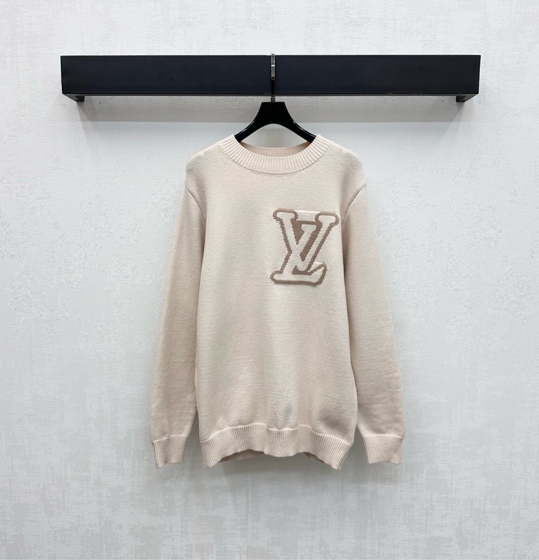 NO:504804,Louis Vuitto*2025 new product is available on the shelves of crochet letter knit sweater custom YB imported knitted material soft and comfortable. The whole body is covered with elastic thread fitted and tightened to add a sense of styling. The logo crochet letter pattern is incorporated on the chest and behind it to highlight the brand tone. The surface and auxiliary materials are developed. The round neck pullover sweater cut. The upper body adds a gentle and literary atmosphere. The inner layer is full of layering atmosphere in autumn and winter. High-version-,,louis vuitton,sweaters,alexander wang19860909Louis Vuitto*2025新品上架钩花字母针织毛衣定制YB进口针织材质 柔软舒适 通体包边饰以弹力螺纹贴合收紧处理 增添造型层次感 胸前背后融入标志钩花字母图案装饰 彰显品牌调性 面辅料开发 圆领套头毛衣剪裁 上身增添韩式温柔文艺气息 秋冬内搭叠穿氛围感十足   高版本-,,louis vuitton,sweaters,alexander wang,Women's clothing