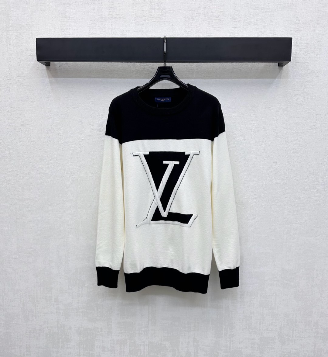 NO:504851,Louis Vuitto*2025 new product launches the contrasting color pullover custom YB imported cotton knitted material, soft and skin-friendly. The collar edge extends to the front cuff hem, black and white contrasting splicing treatment. Combined with the elastic thread edge-slide design of the whole body, adds a sense of styling. The chest is decorated with iconic letter logo decoration to highlight the brand tone. The surface and auxiliary materials development. Round neck long-sleeved top cut. Large body color matching is elegant. The first choice for daily commuting outfits. High-version-,,louis vuitton,alexander wang19860909Louis Vuitto*2025新品上架撞色套头衫定制YB进口全棉针织材质 柔软亲肤 领边延伸至前襟袖口衣摆黑白撞色拼接处理 配合通体弹力螺纹包边设计 增添造型层次感 胸前点缀标志性字母徽标装饰 彰显品牌调性 面辅料开发 圆领长袖上衣剪裁 大身配色气质大方 日常通勤穿搭首选  高版本-,,louis vuitton,alexander wang,Women's clothing